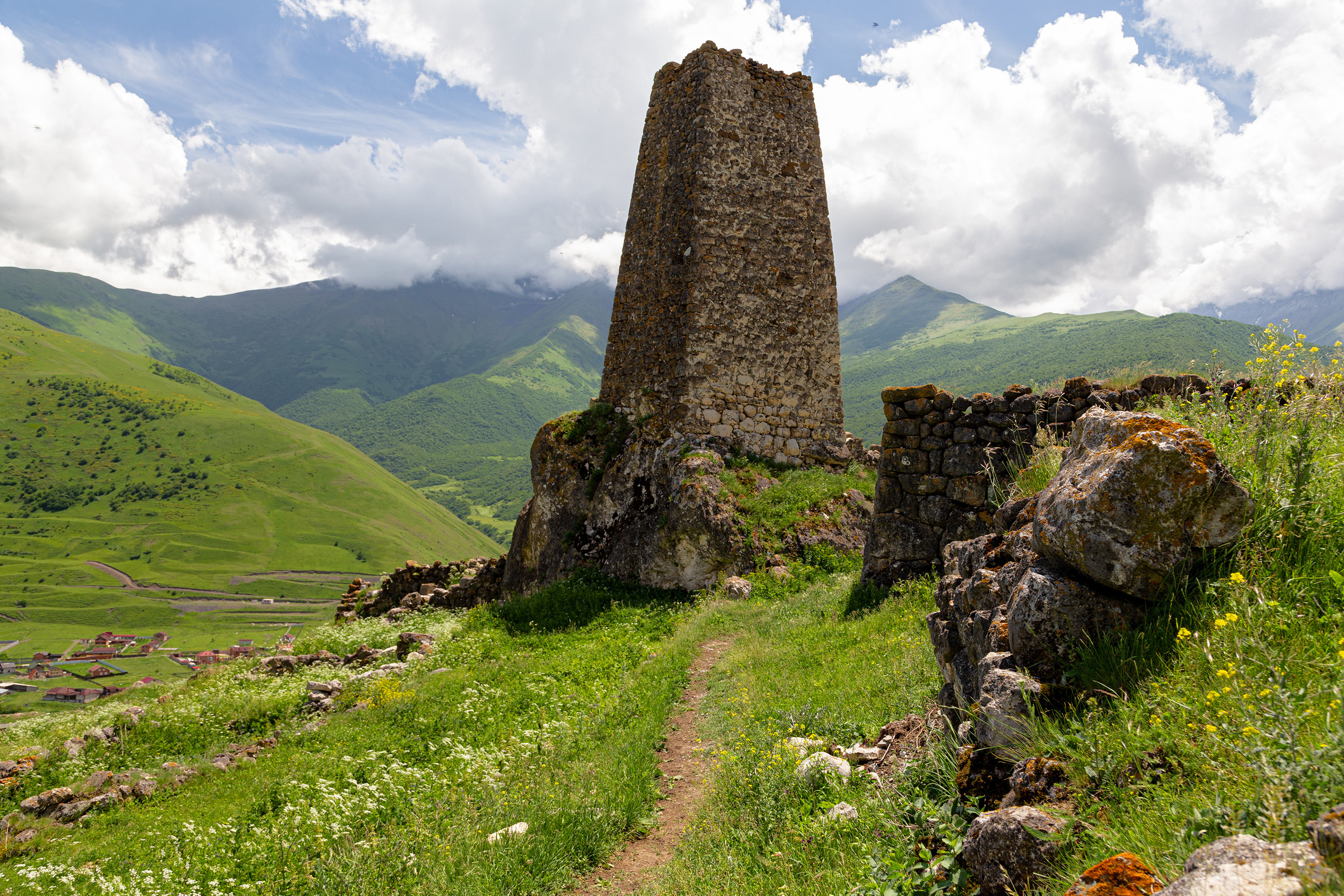 Одна из башен покинутого горного селения Цмити над Фиагдоном