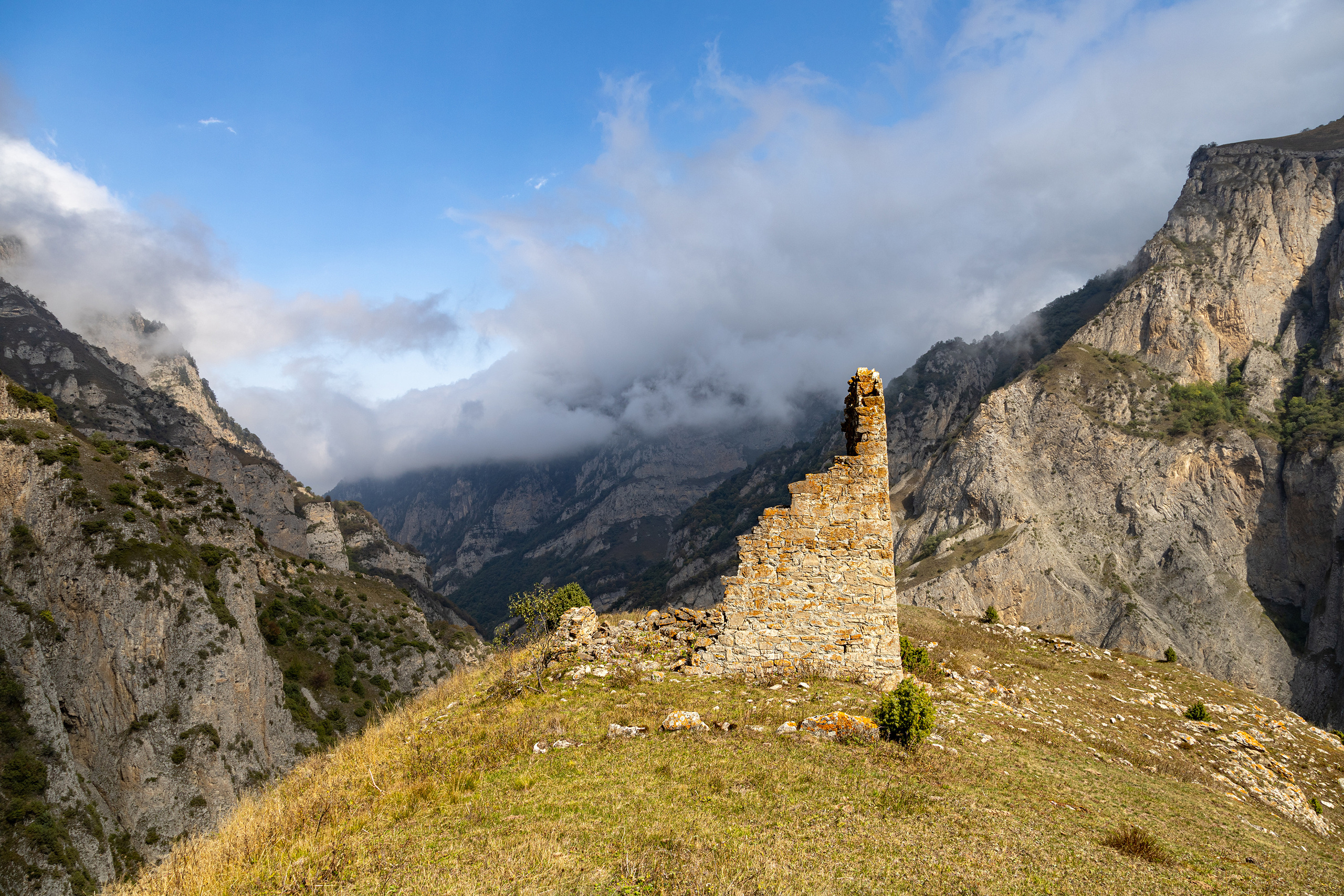 Разрушенная средневековая башня над Кармадонским ущельем
