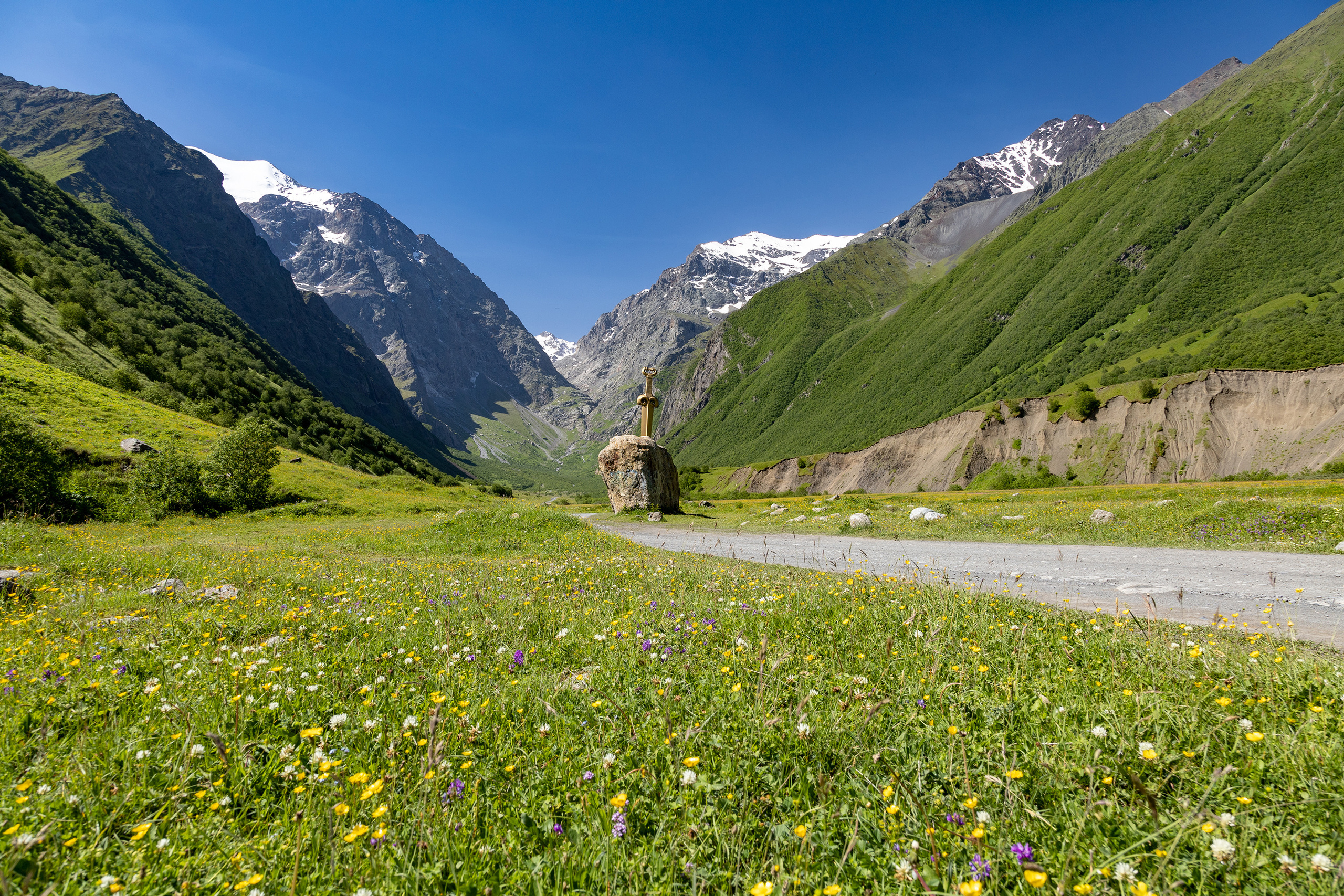 Дорога в мидаграбинскую долину водопадов в Северной Осетии, меч в камне - арт объект Скифский акинак