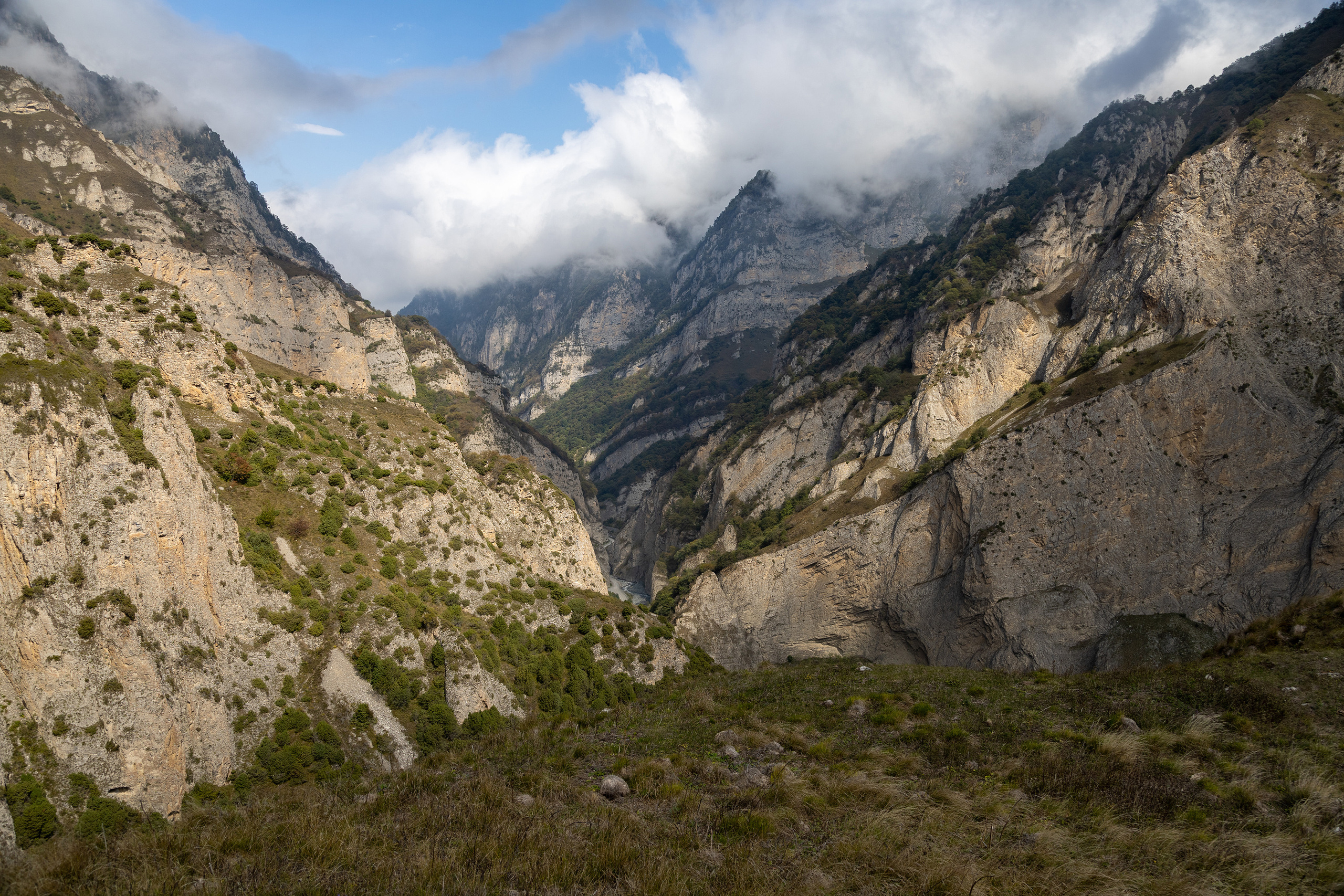 Кармадонское ущелье в Северной Осетии-Алании, скалы, облака, горная дорога вдоль реки Геналдон