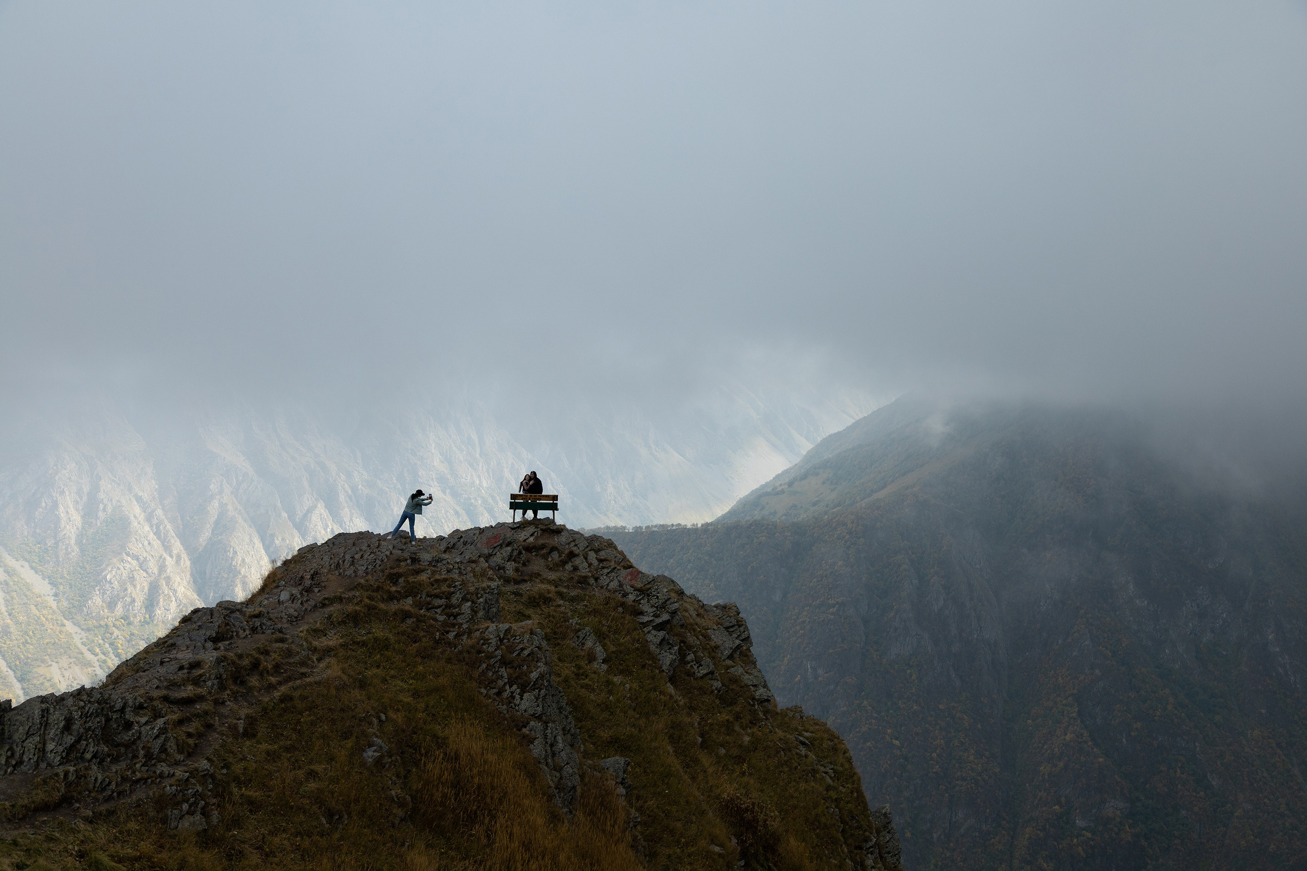 Лавочка счастья над Фиагдоном, фото из джип тура Знакомство с Аланией