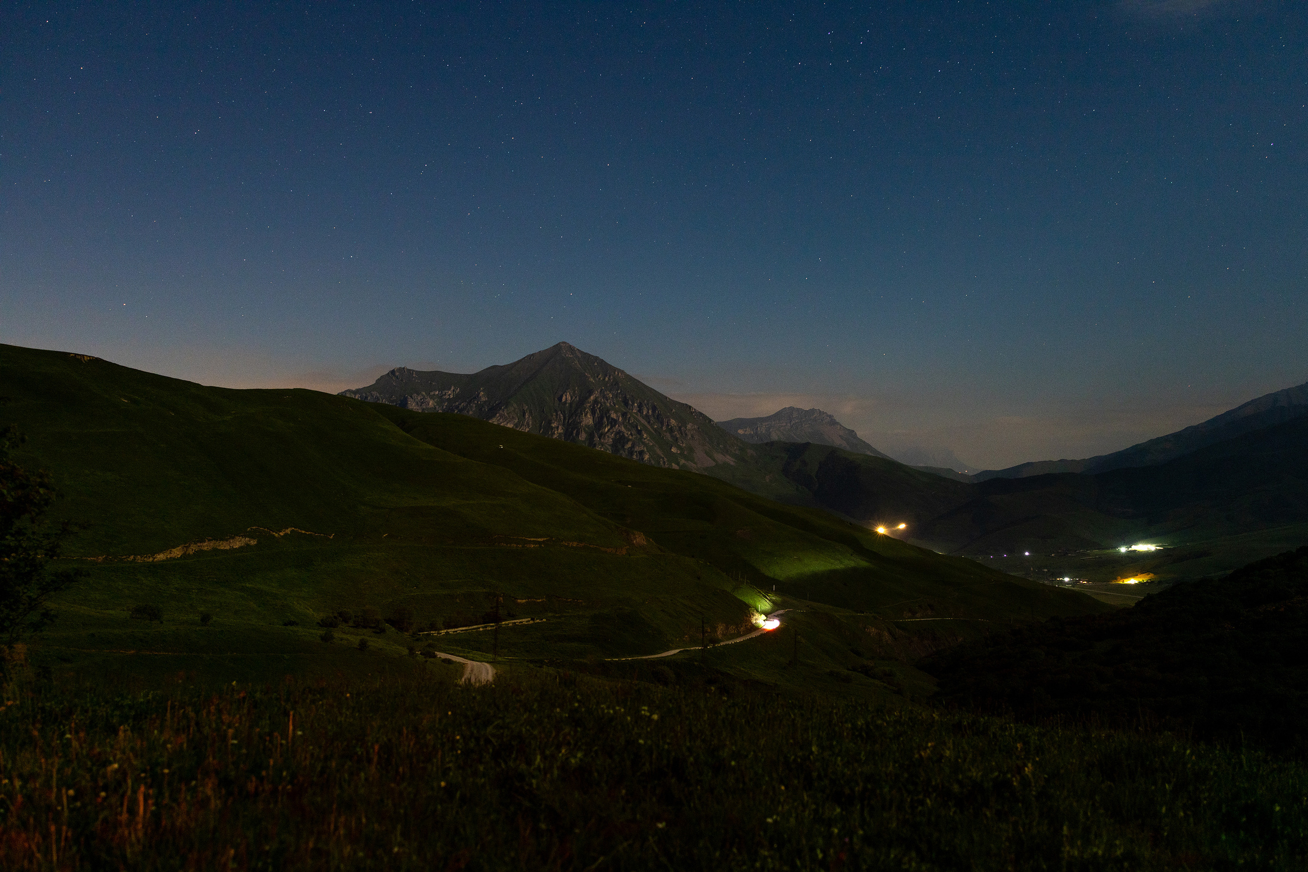 Вид ночью с Какадурского перевала на дорогу и Девичью гору