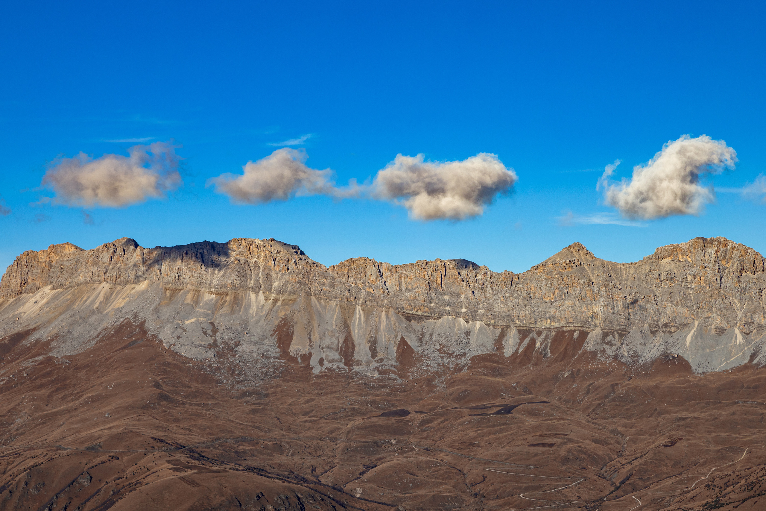 Облака выстроились в ряд над Кионским массивом, Северная Осетия-Алания. Горный пейзаж, красота
