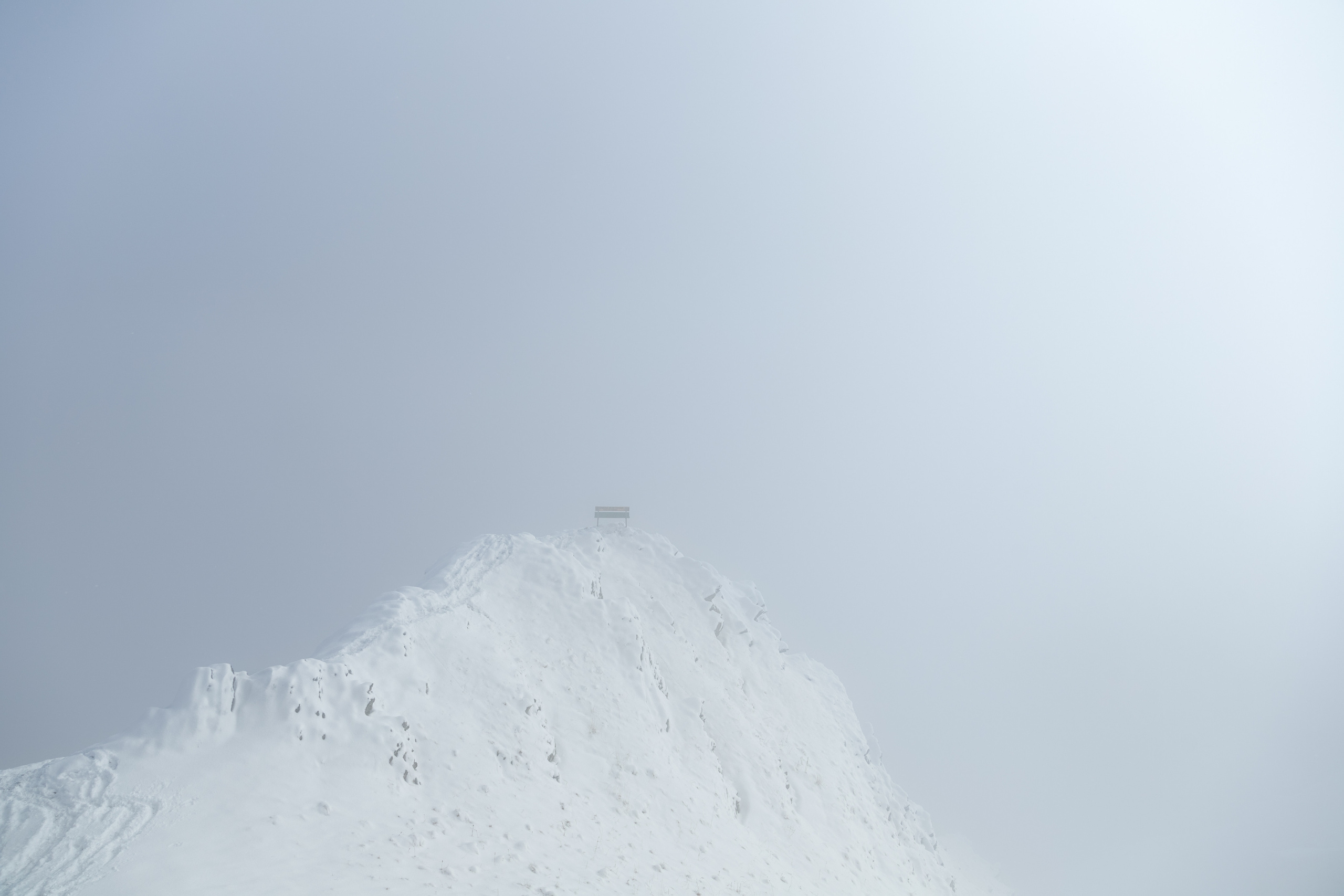 Лавочка счастья в Северной Осетии в снегу. Зимний горный пейзаж