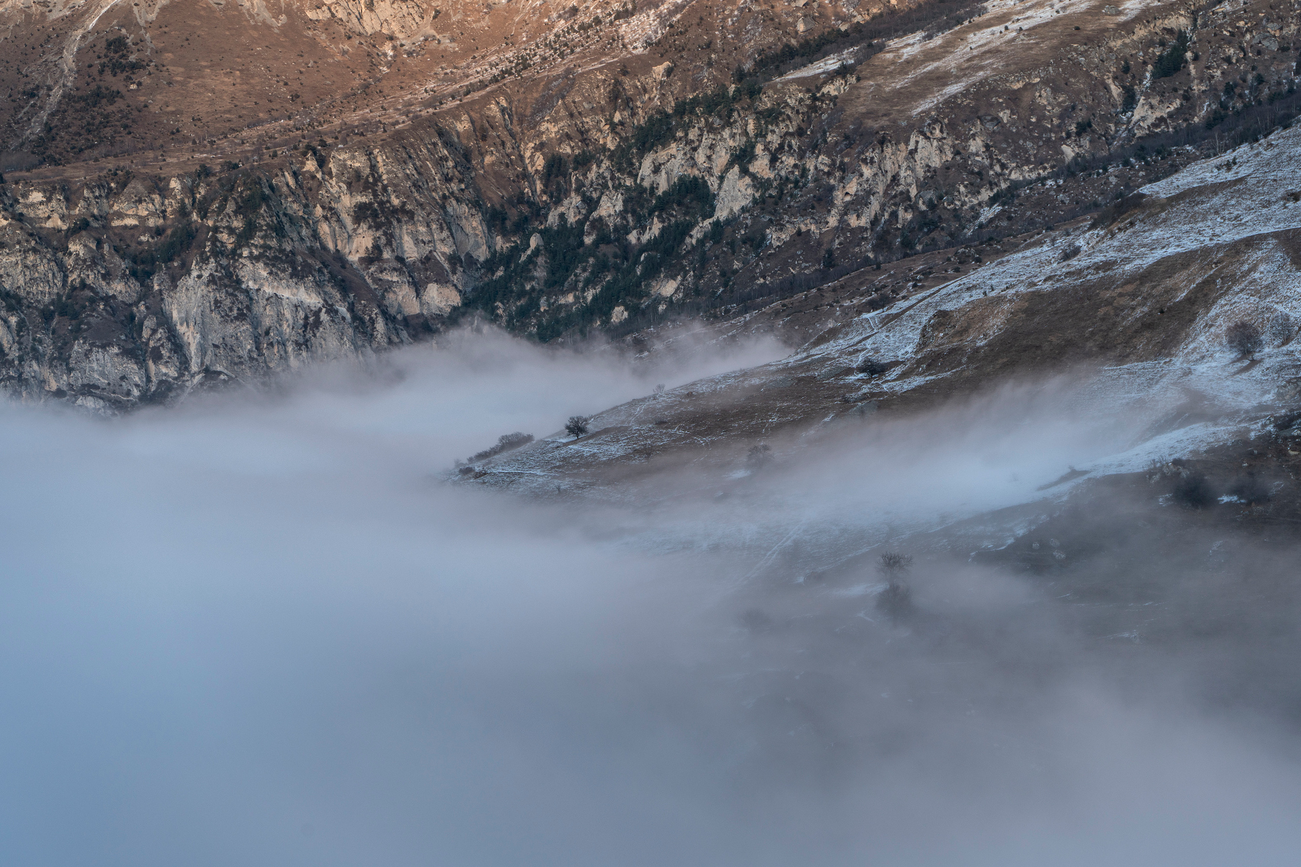 У подножия Кариухох. Туман наползает на склон горы. Горный пейзаж, фото из джип тура По тропам шелкового пути