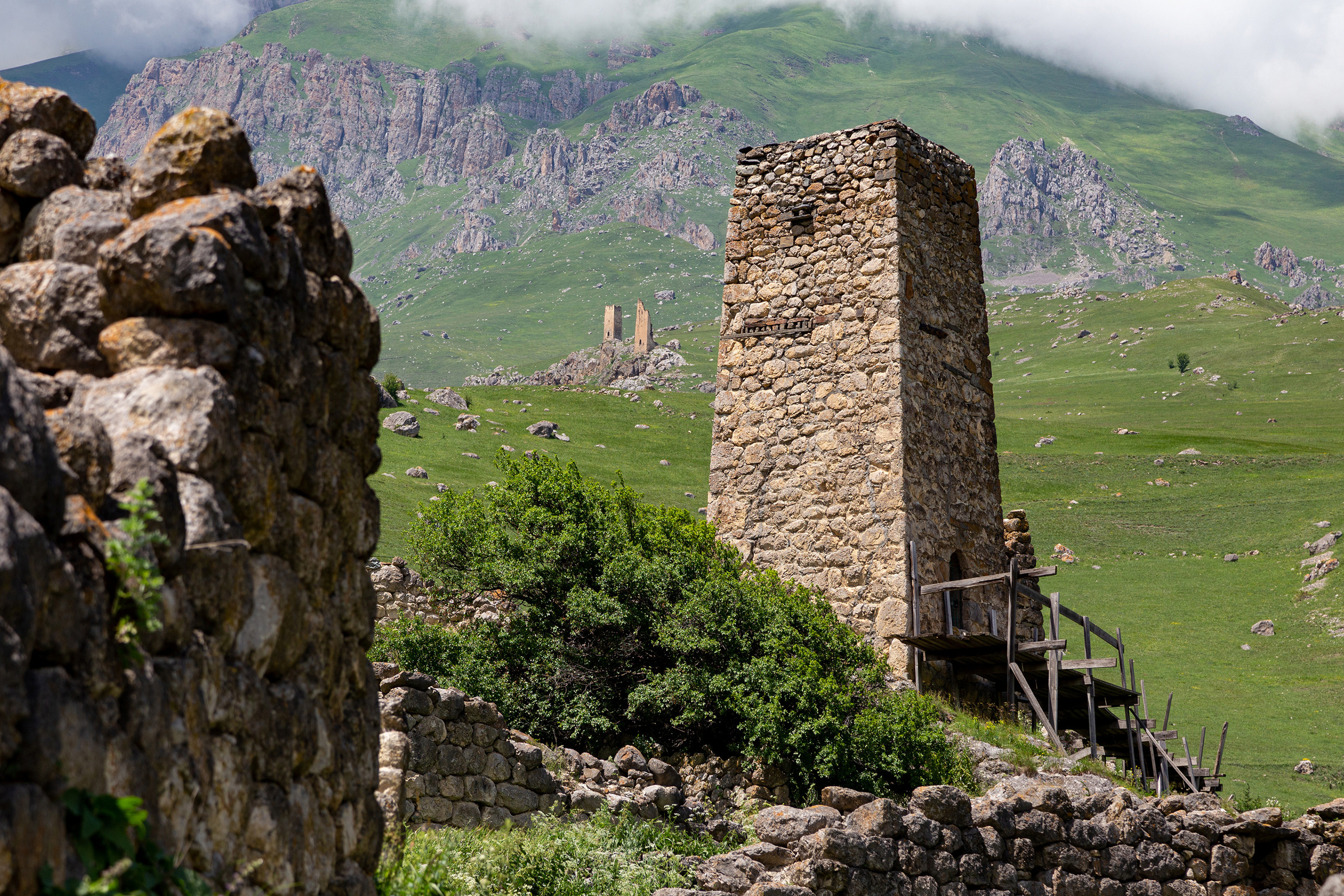 Башни древнего горного селения Цмити. На заднем плане родовые башни Габисовых