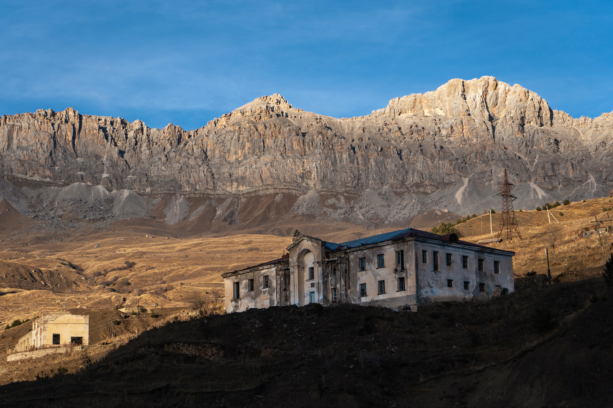 Школа в селении Верхний Згид на фоне Кионского массива, Северная Осетия. Фото из джип тура Высокогорная Осетия