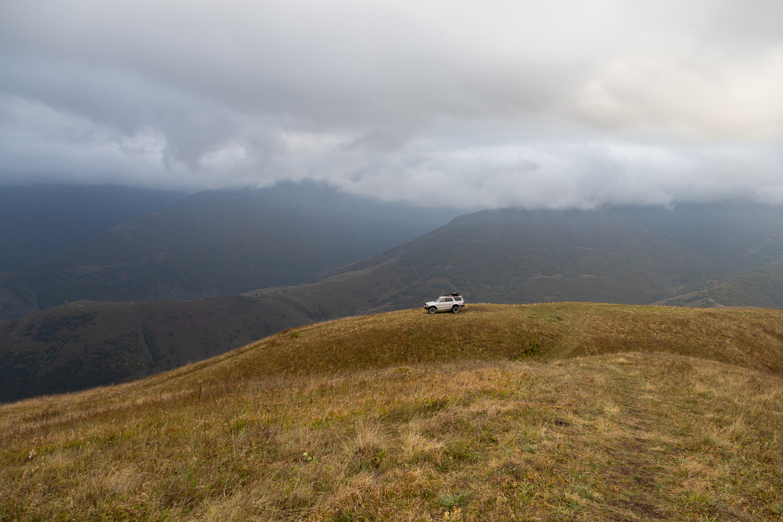 Джип в горах Осетии