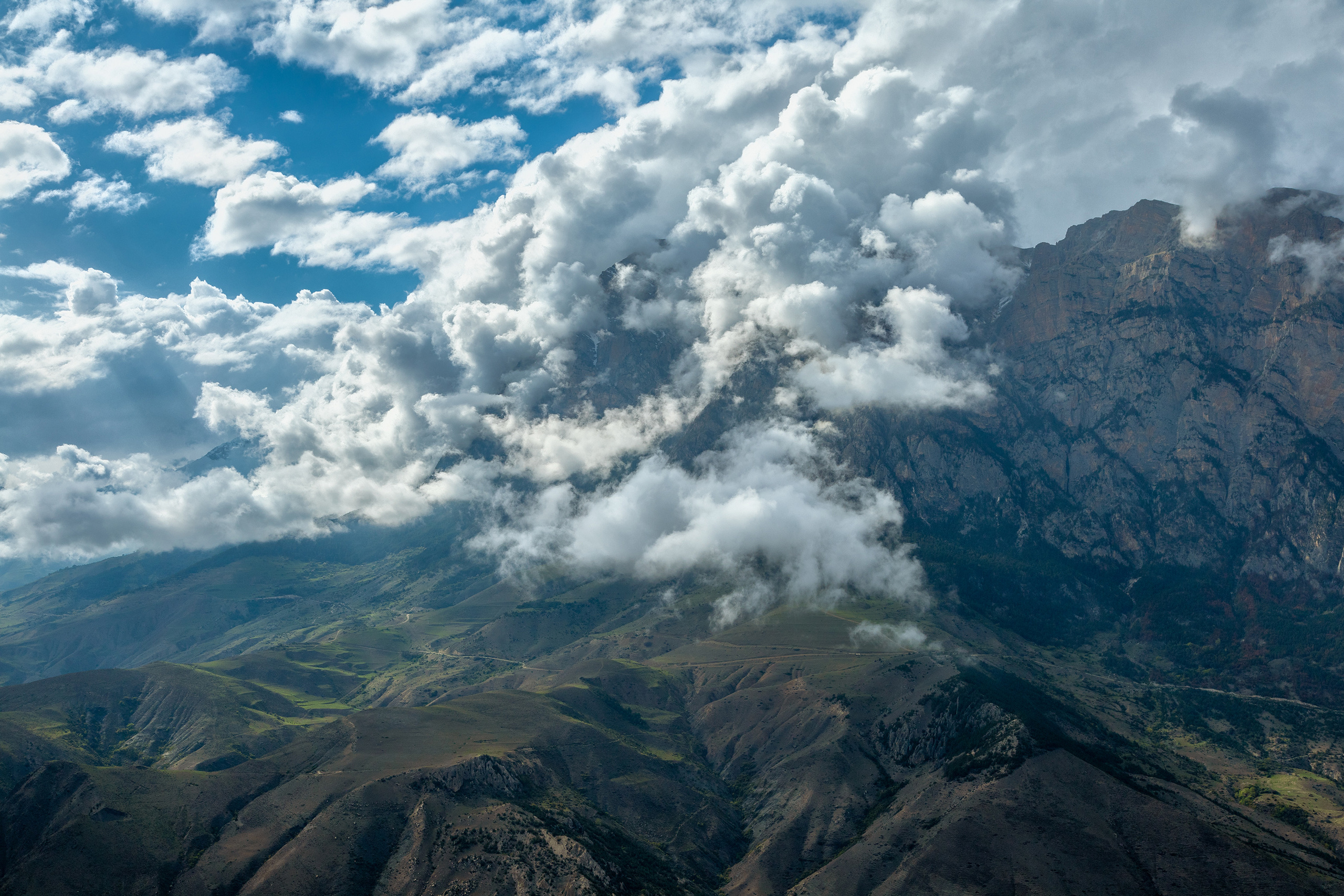 Скалы в облаках, Северная Осетия