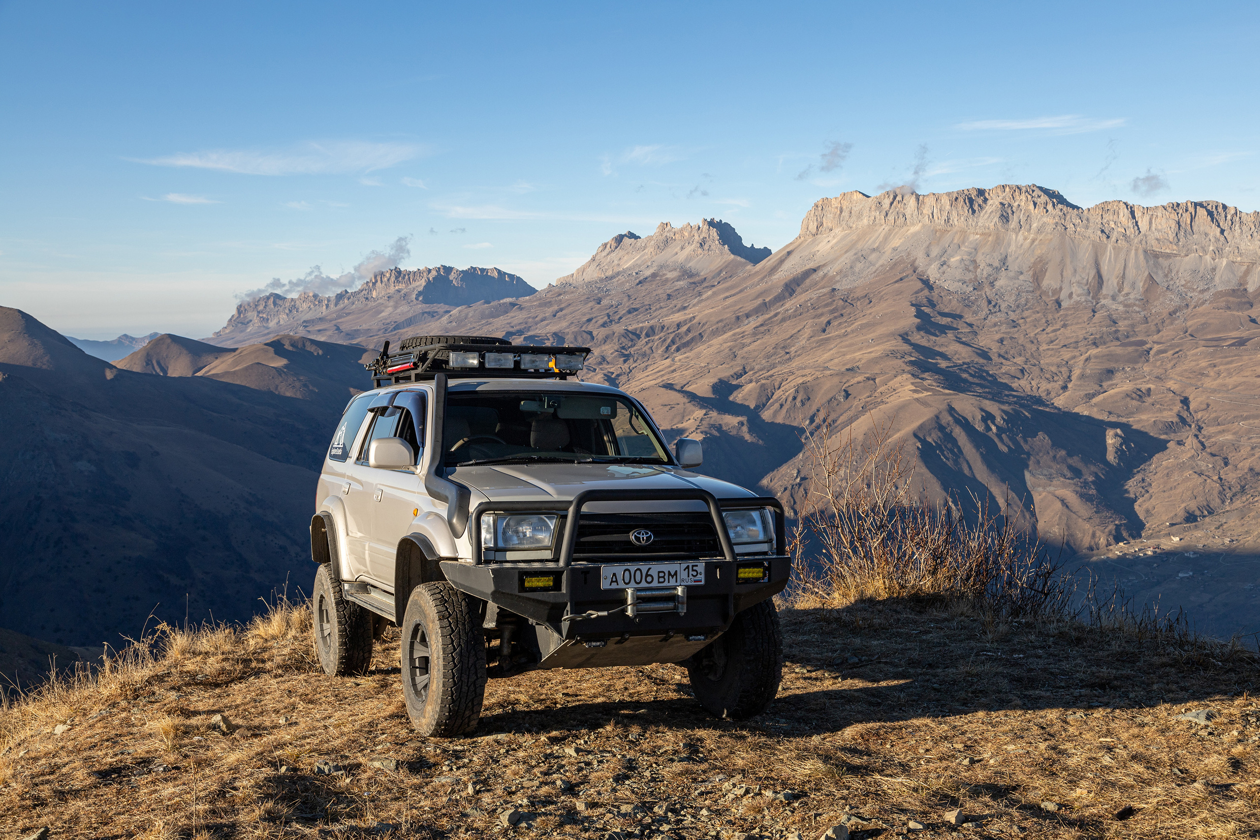 Внедорожник тойота Hilux SURF на фоне Кионского массива. Вид с Цейского ретранслятора