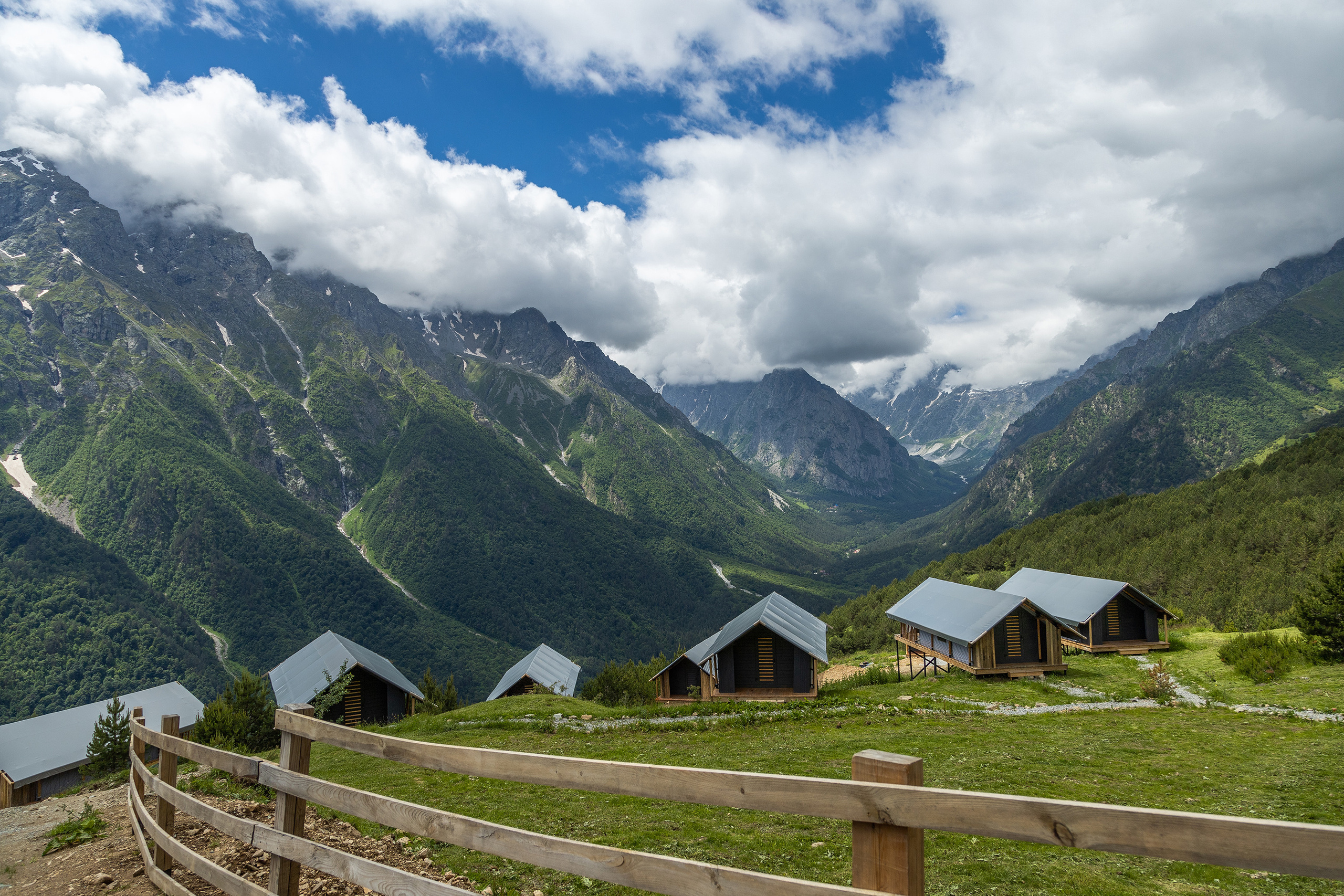 Турбаза в цейском ущелье, глэмпинг Chillawi, домики на фоне гор