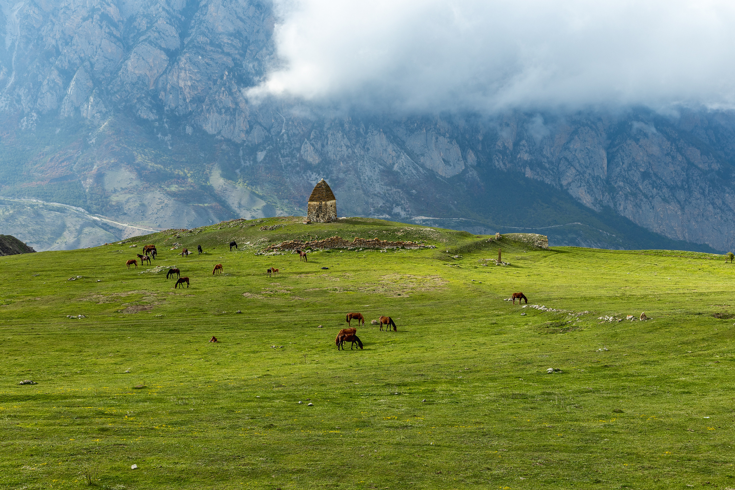 Цамад, Северная Осетия, горы, склеп, лошади. Фото из джип тура По тропам шелкового пути