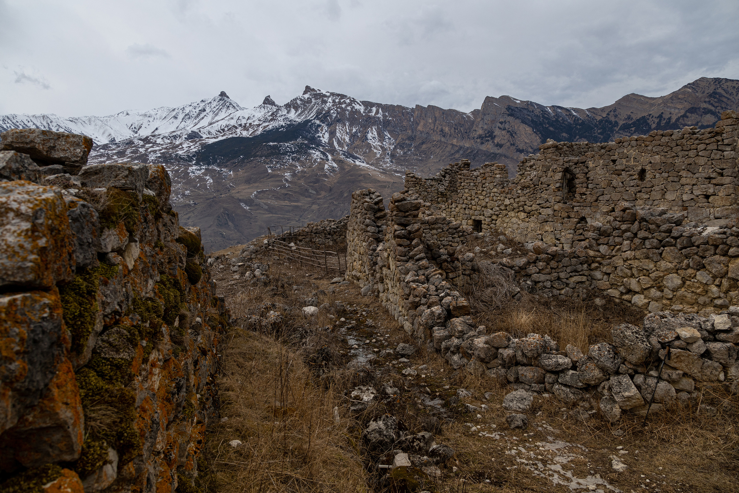 Руины средневековых башен, Осетия