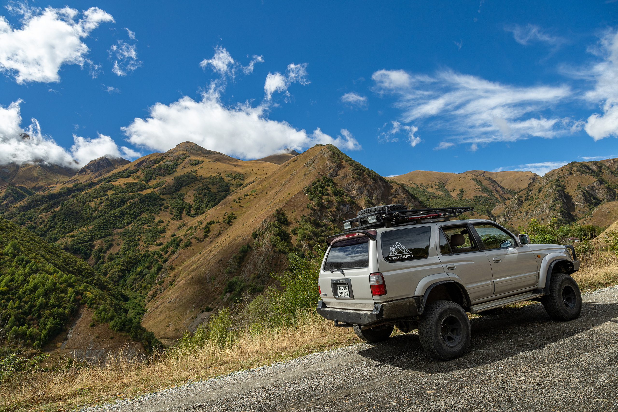 Горная дорога, джип тойота Hilux SURF