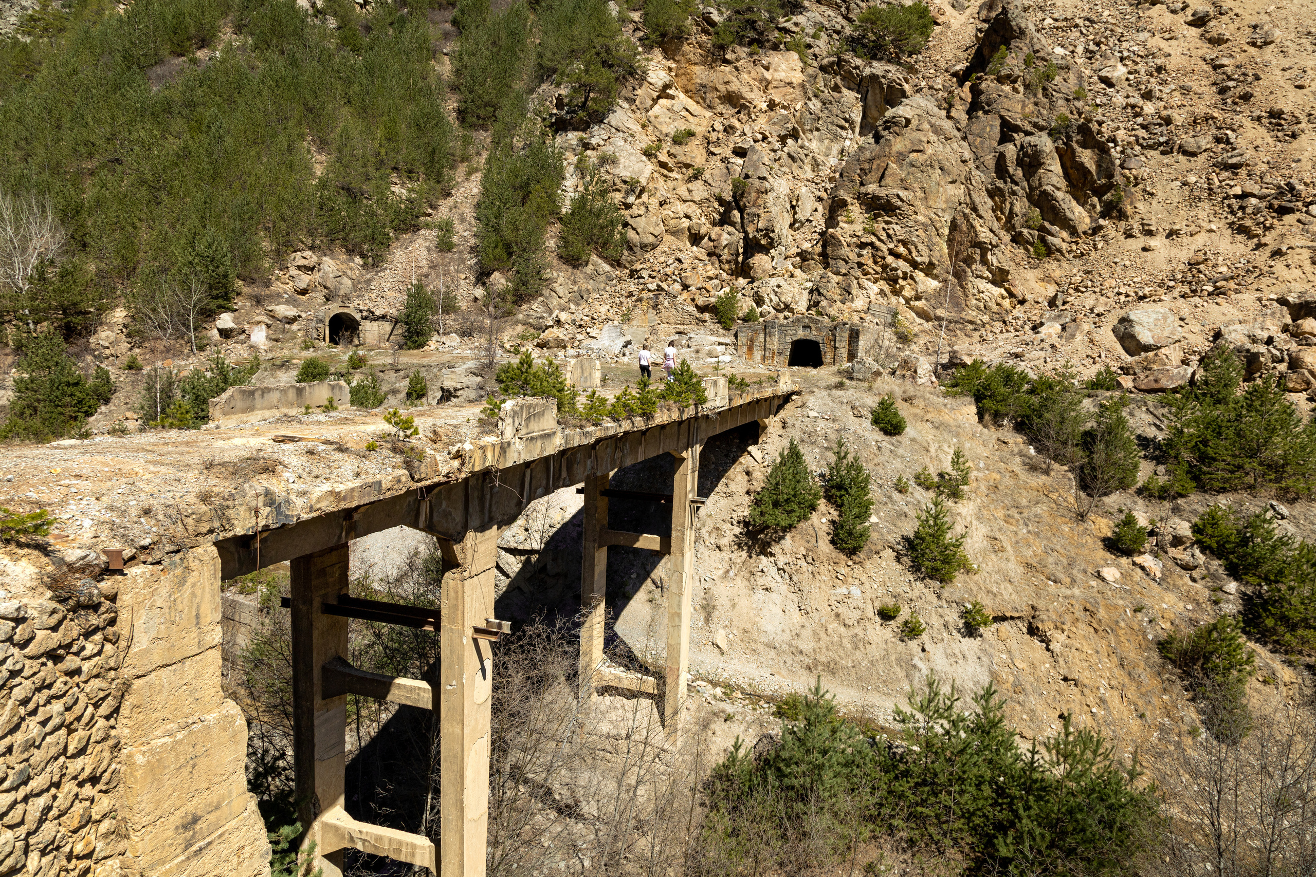 руины, разрушенный мост, штольня по дороге в селение Садон, Осетия