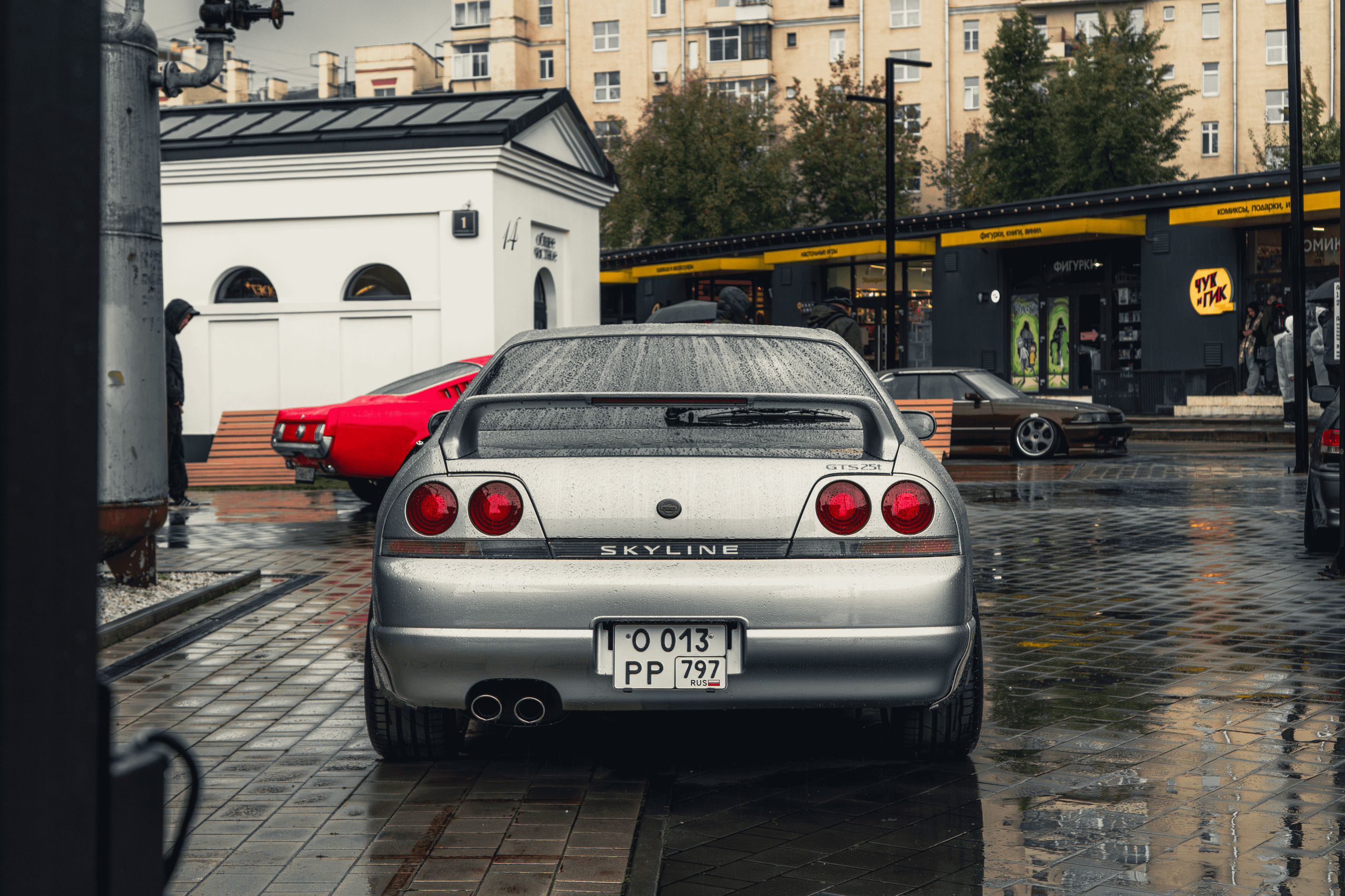 Nissan Skyline R33: серая тучка в дождливый день