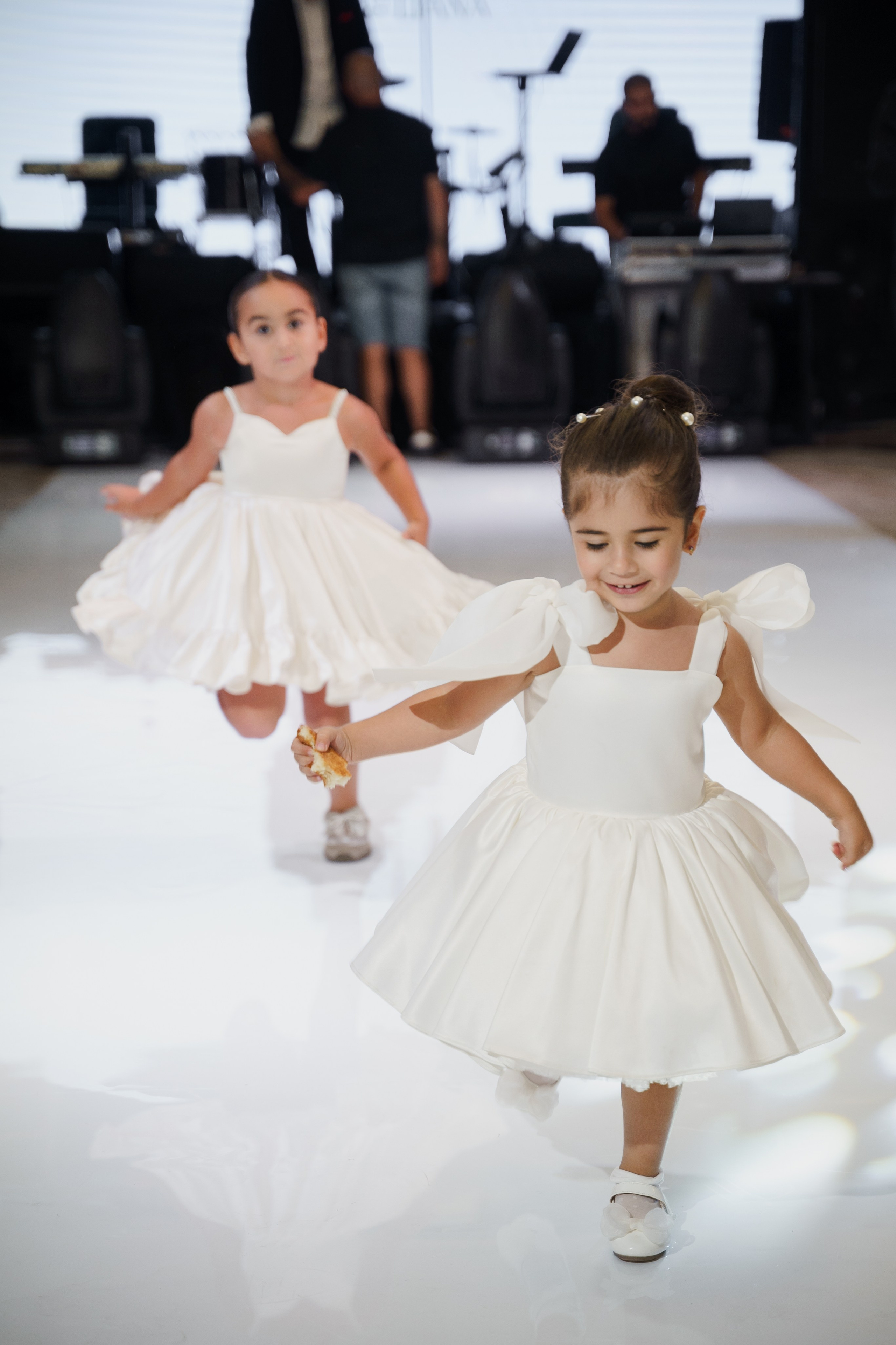 Сватовство в Краснодаре от лучших свадебных фотографов и операторов ТВИНС СТУДИО. ТВИНС СТУДИО — лучшие свадебные фотографы и видеографы в Краснодаре