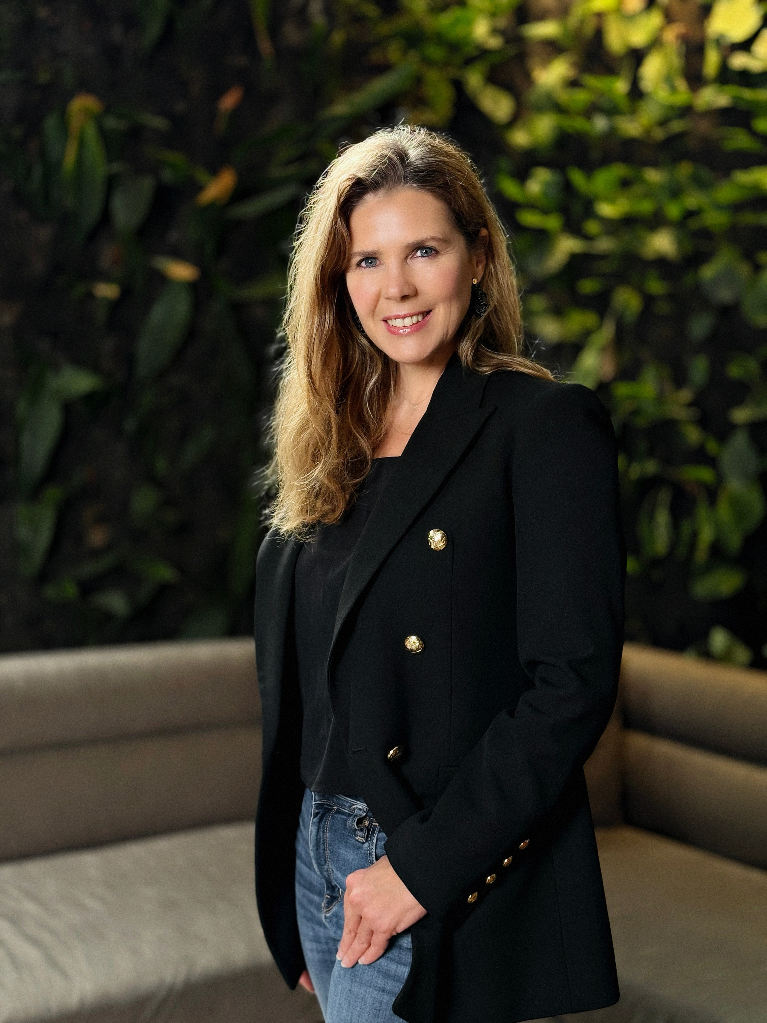 Fotografía Corporativa y Retratos Profesionales en Santiago, Chile. Retrato formal. Fotos Profesionales para LinkedIn, Empresas. Fotógrafa en Santiago, Chile | Julia Zalnova