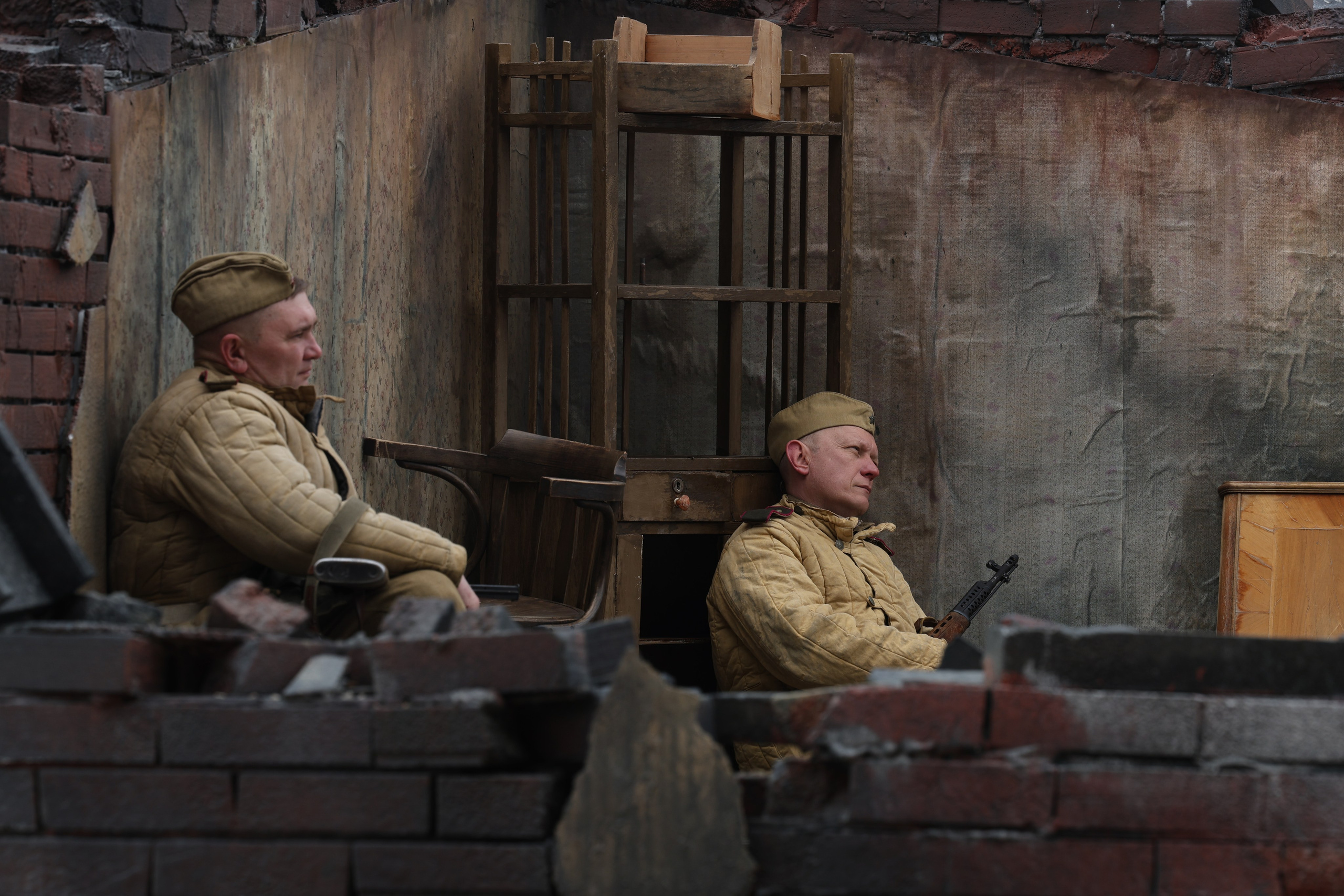 Солдаты в ожидании наступления на Рейхстаг. Инсталляция Игоря Угольникова