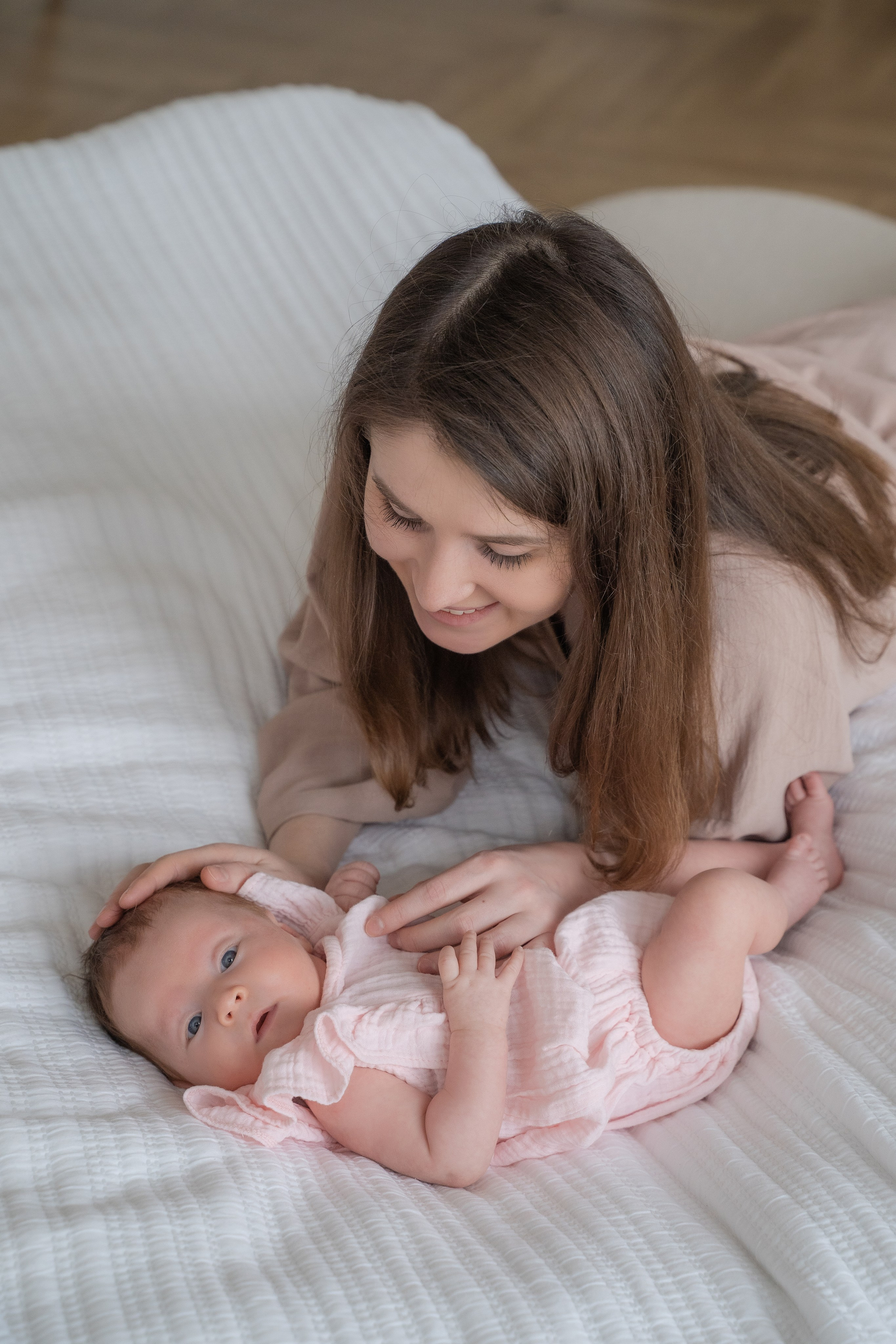 Лайфстайл фотосессия новорожденной в студии