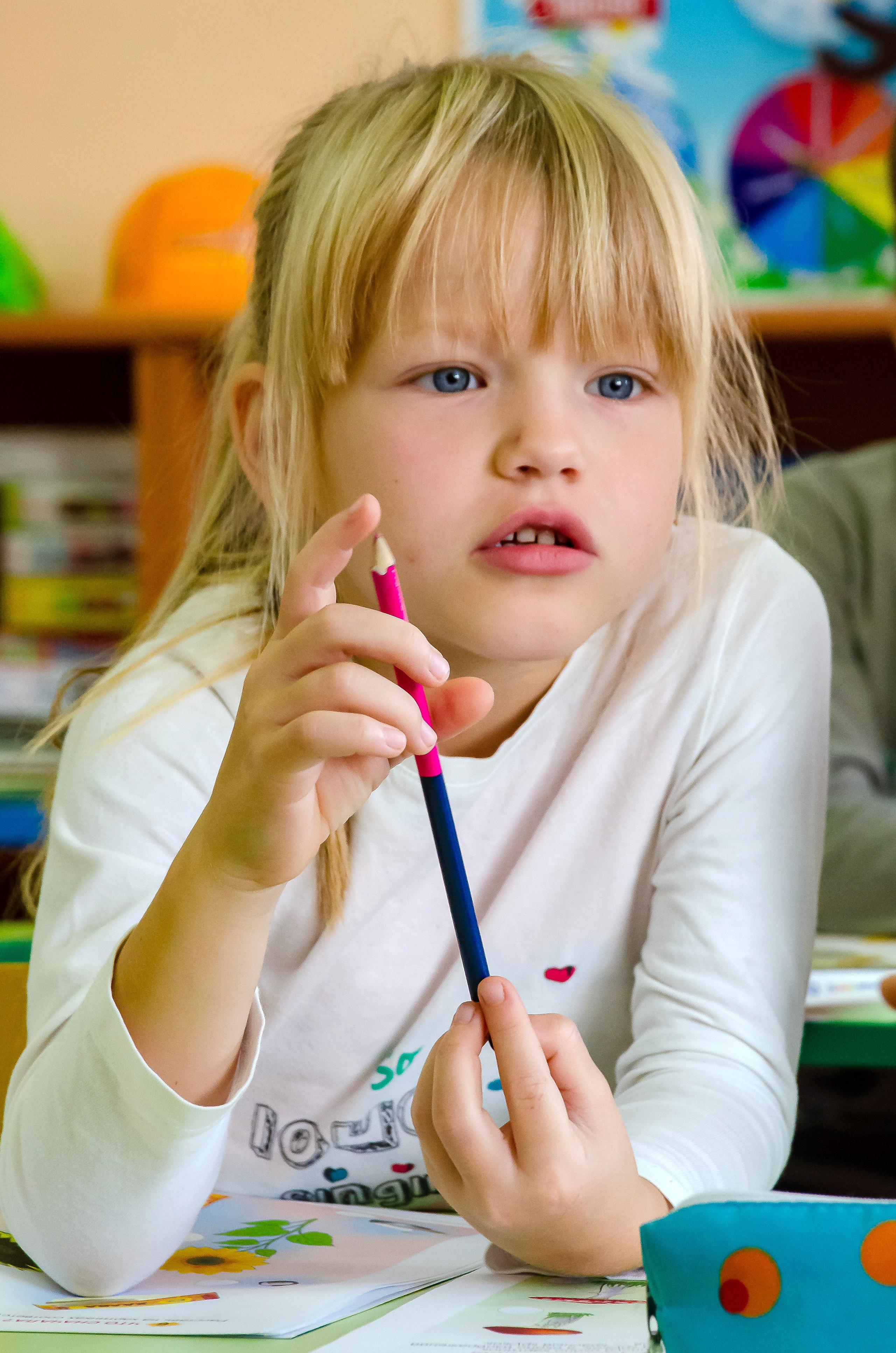 портрет девочки с карандашом занятия в саду