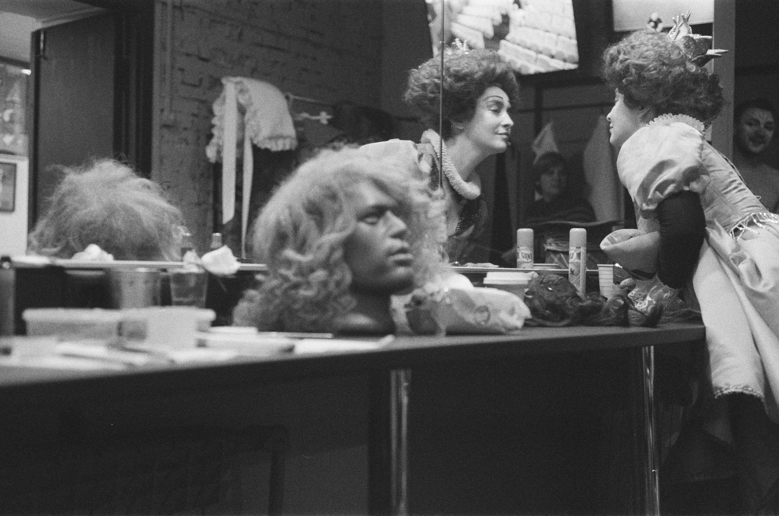 Фотосерия о магии театра и трансформации актёра: грим, костюмы, эмоции и визуальные метаморфозы на пути к сценическому образу. На фото — актёры Театра Стаса Намина и Мастерской Петра Фоменко. Фотограф: Ожерельев Лев