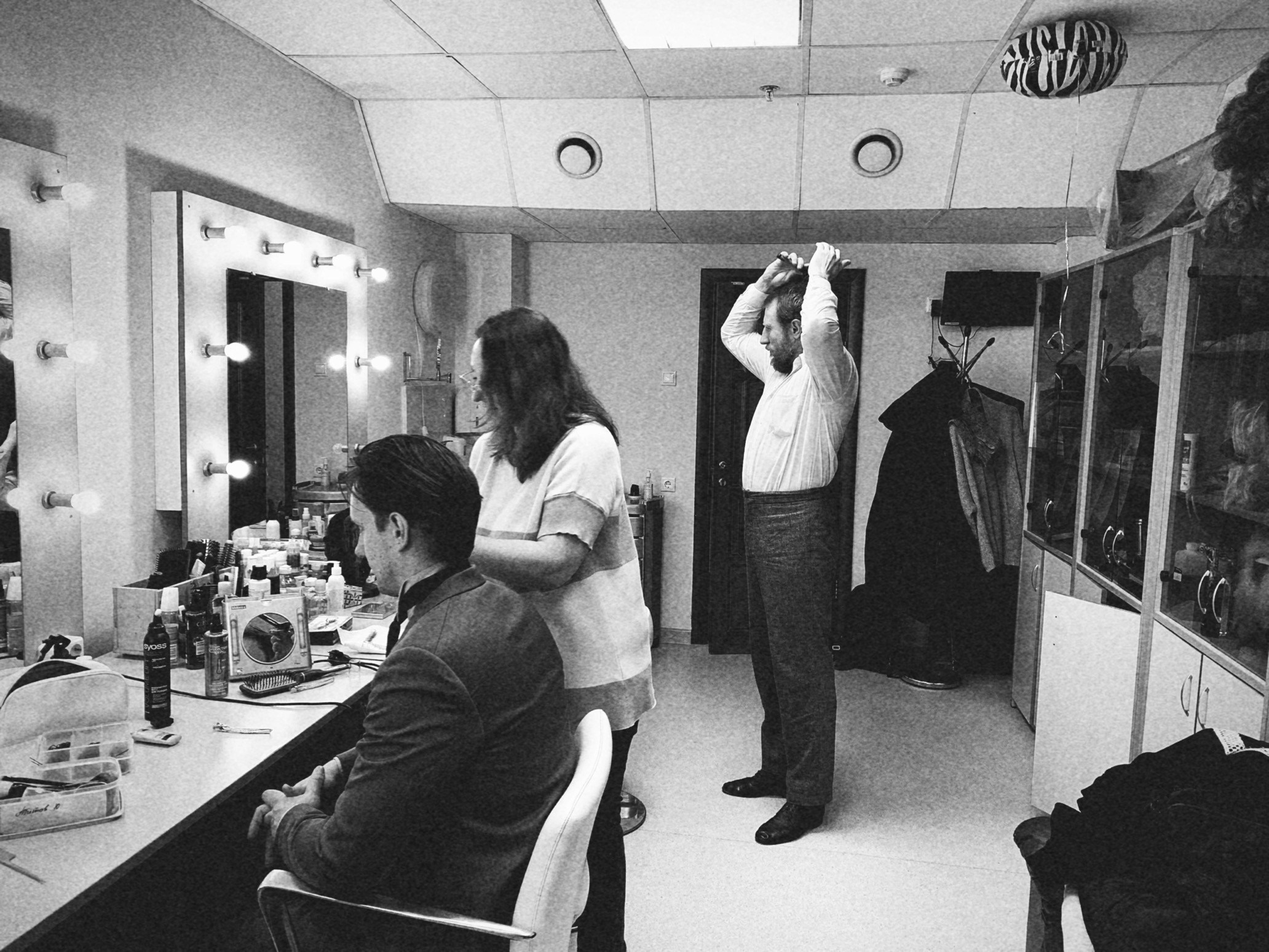 Фотосерия о магии театра и трансформации актёра: грим, костюмы, эмоции и визуальные метаморфозы на пути к сценическому образу. На фото — актёры Театра Стаса Намина и Мастерской Петра Фоменко. Фотограф: Ожерельев Лев