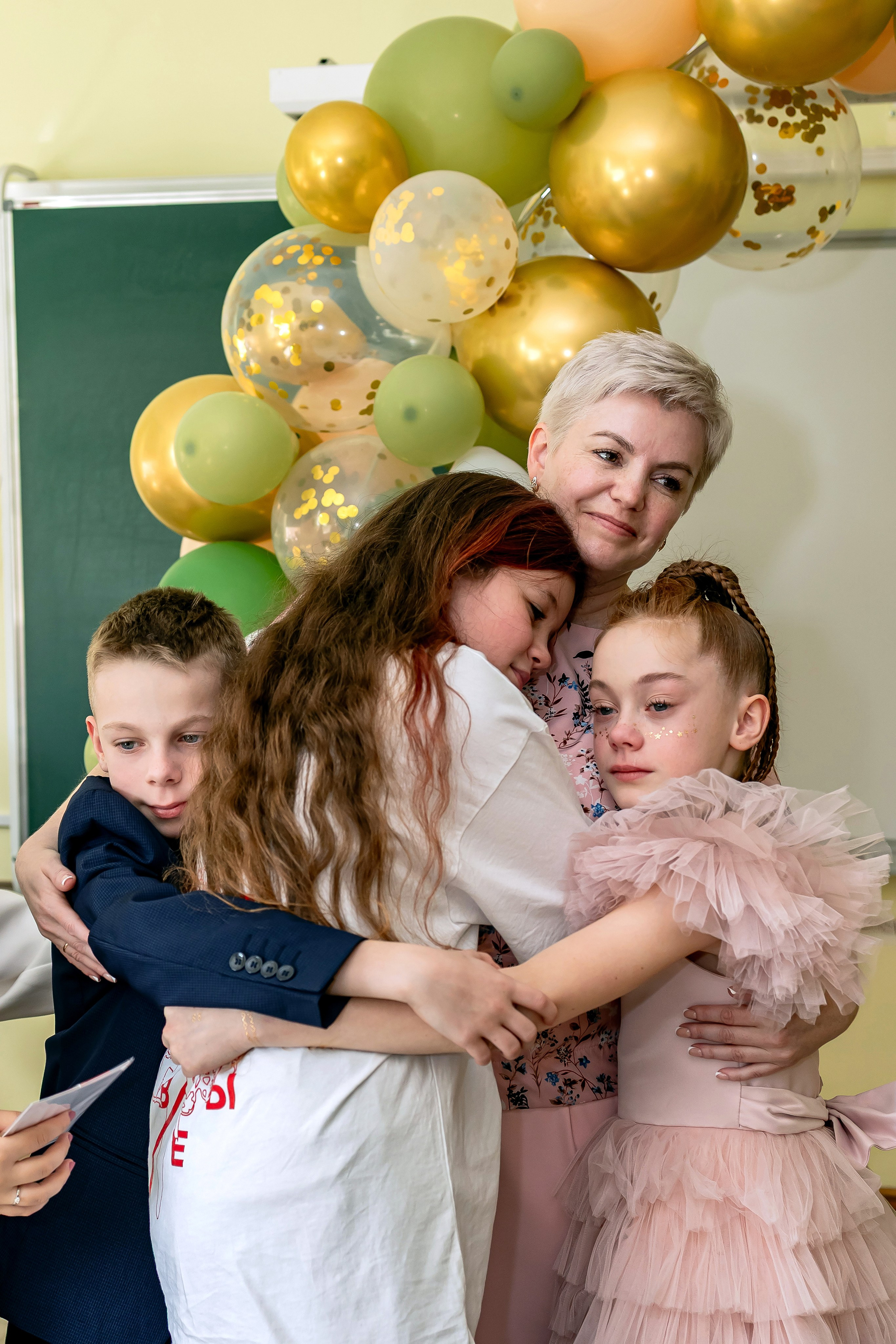 Выпускной в начальной школе в классе. Фотограф и видеограф Москва. Свадебный фотограф, видеограф. Выпускные альбомы. Оживающие альбомы