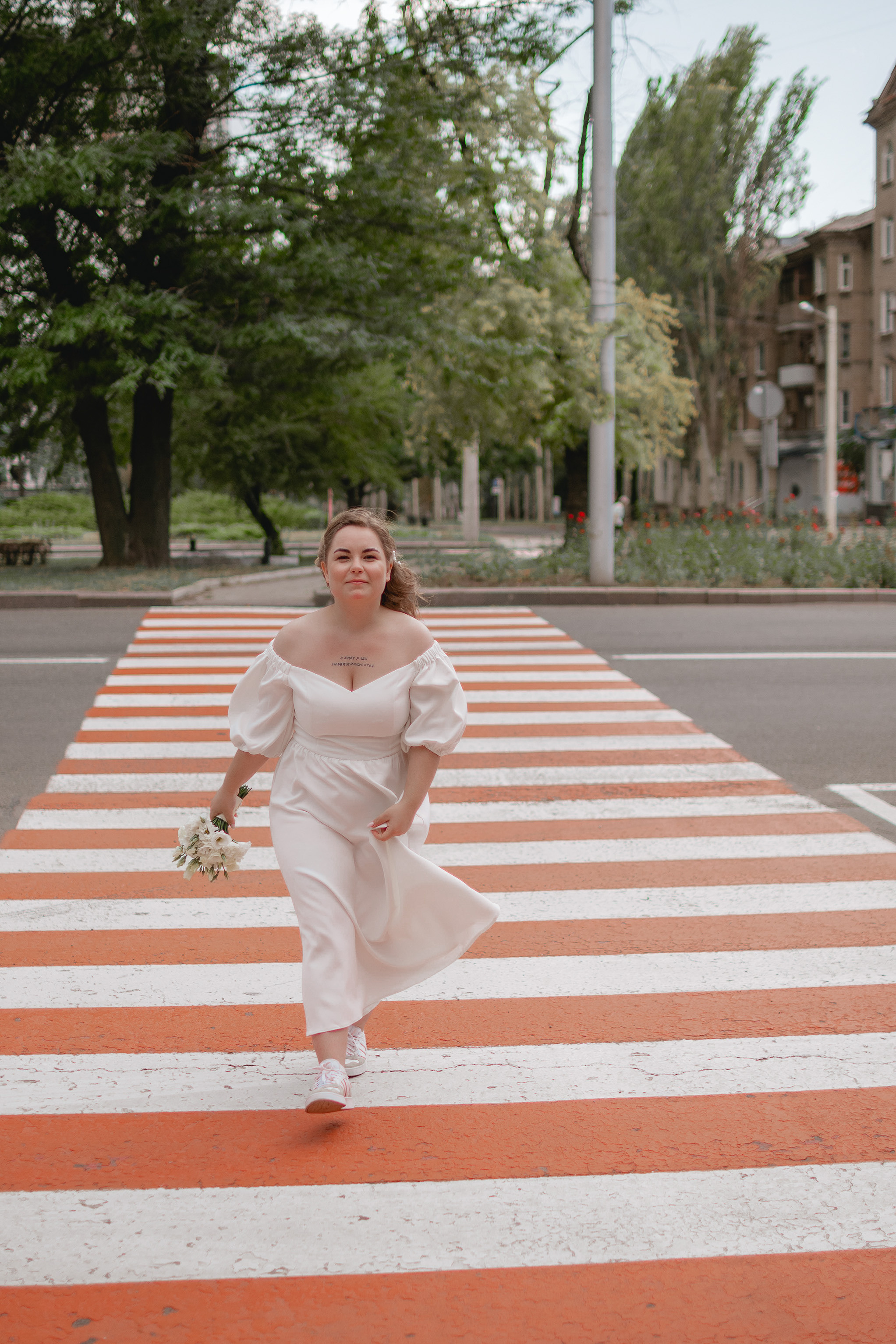 Свадебная прогулка в городе. Юлия Басня семейный и свадебный фотограф в Донецке