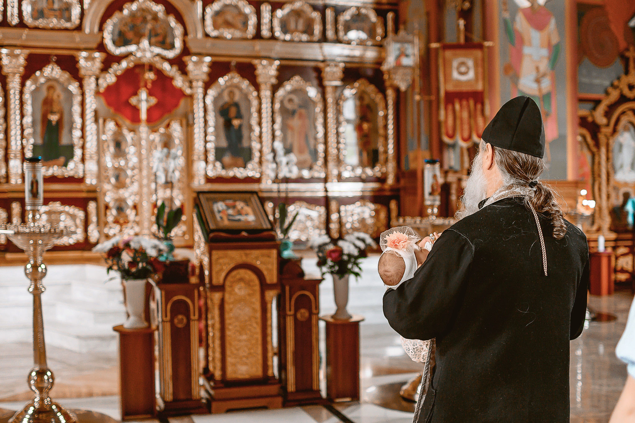 Таинство крещения в красивом храме. Юлия Басня семейный и свадебный фотограф в Донецке