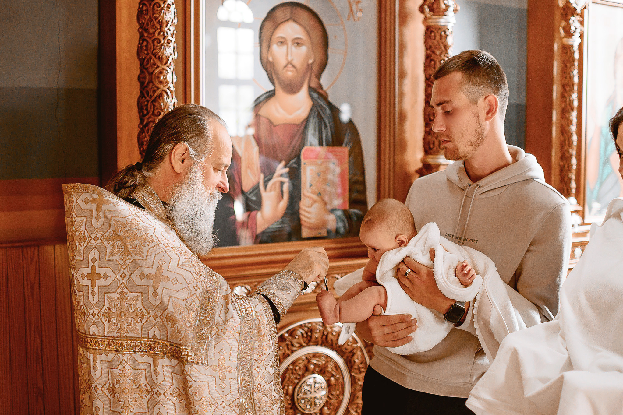 Таинство крещения в красивом храме. Юлия Басня семейный и свадебный фотограф в Донецке