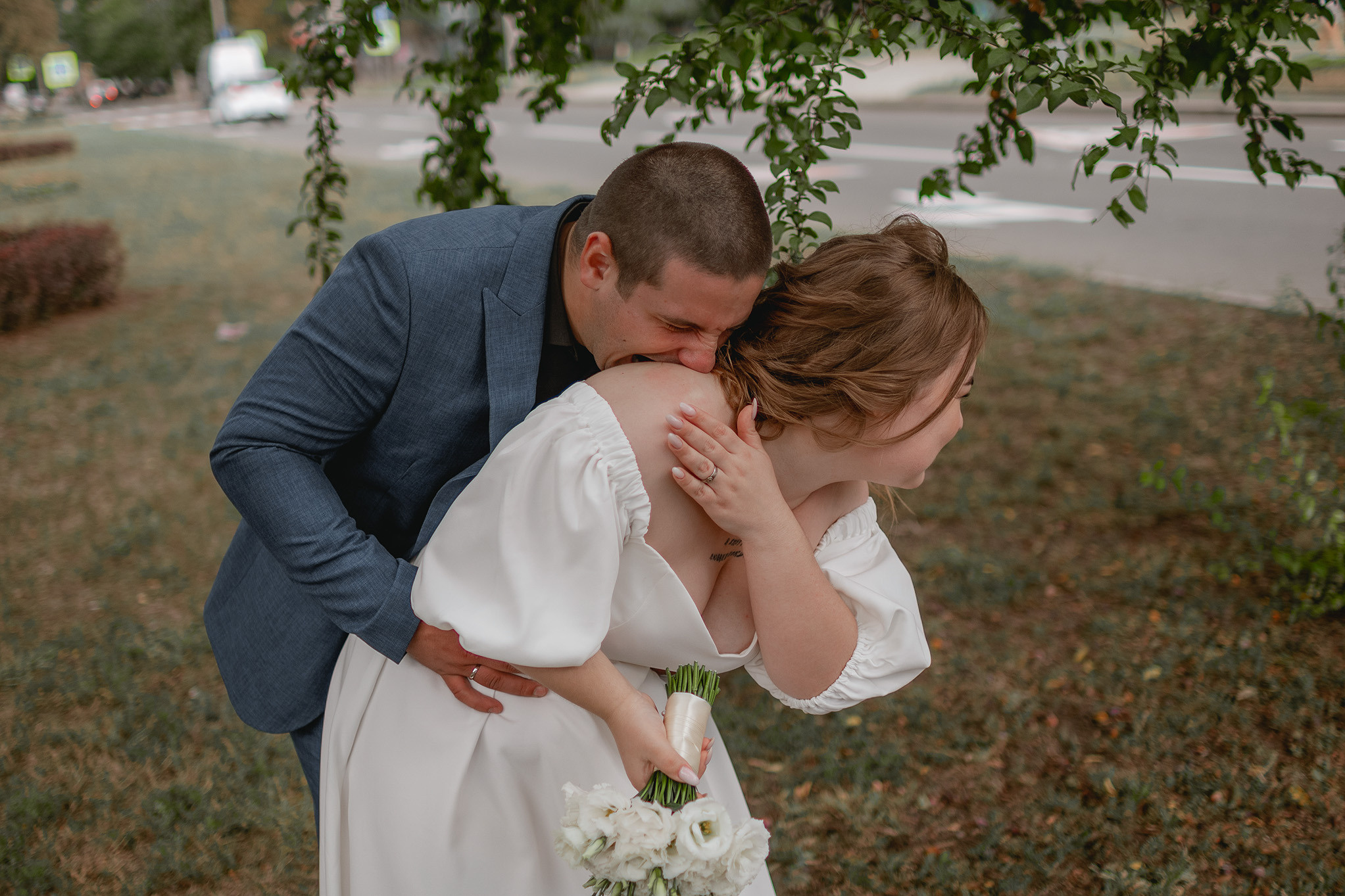 Свадебная прогулка в городе. Юлия Басня семейный и свадебный фотограф в Донецке