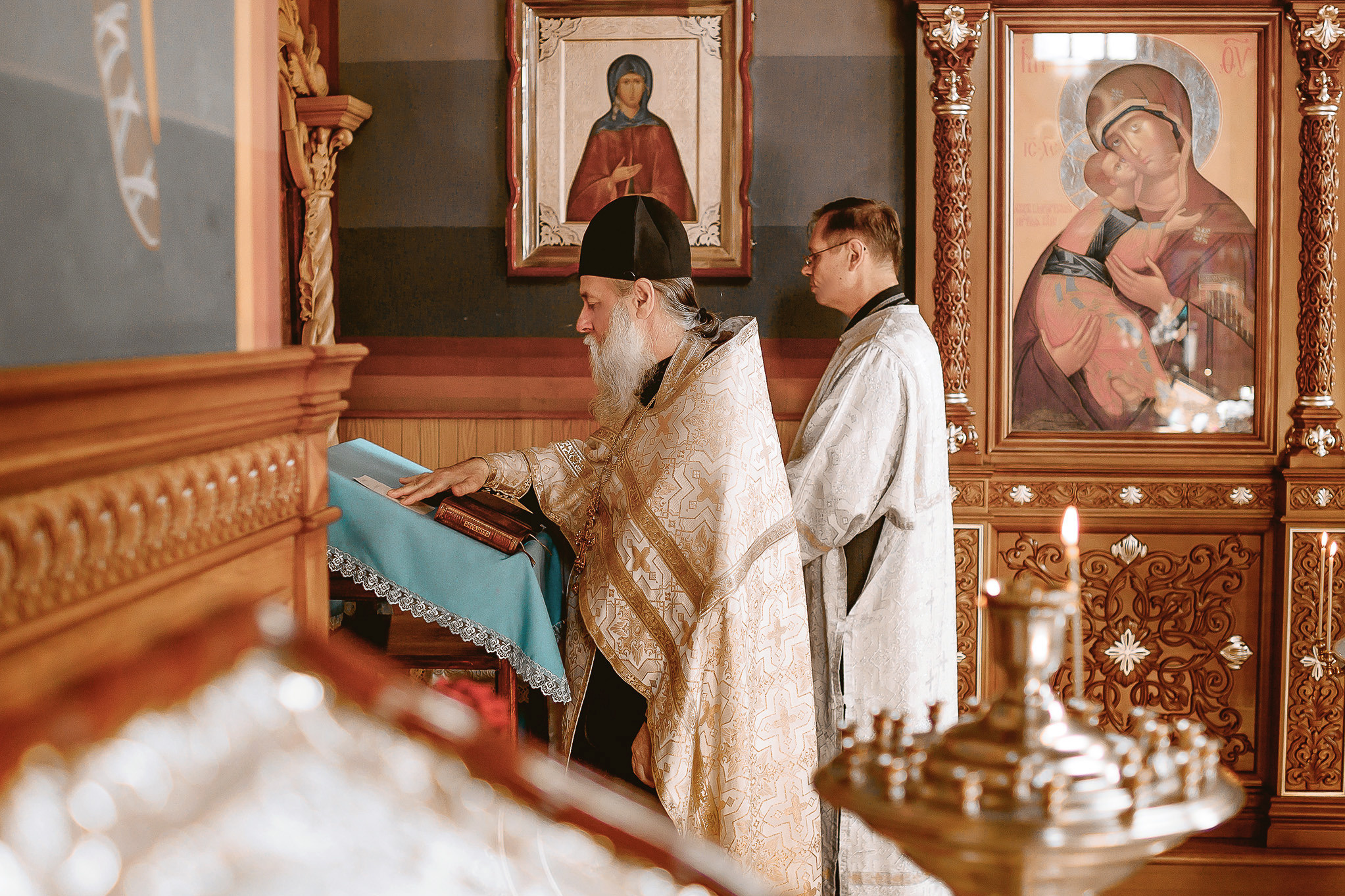 Таинство крещения в красивом храме. Юлия Басня семейный и свадебный фотограф в Донецке