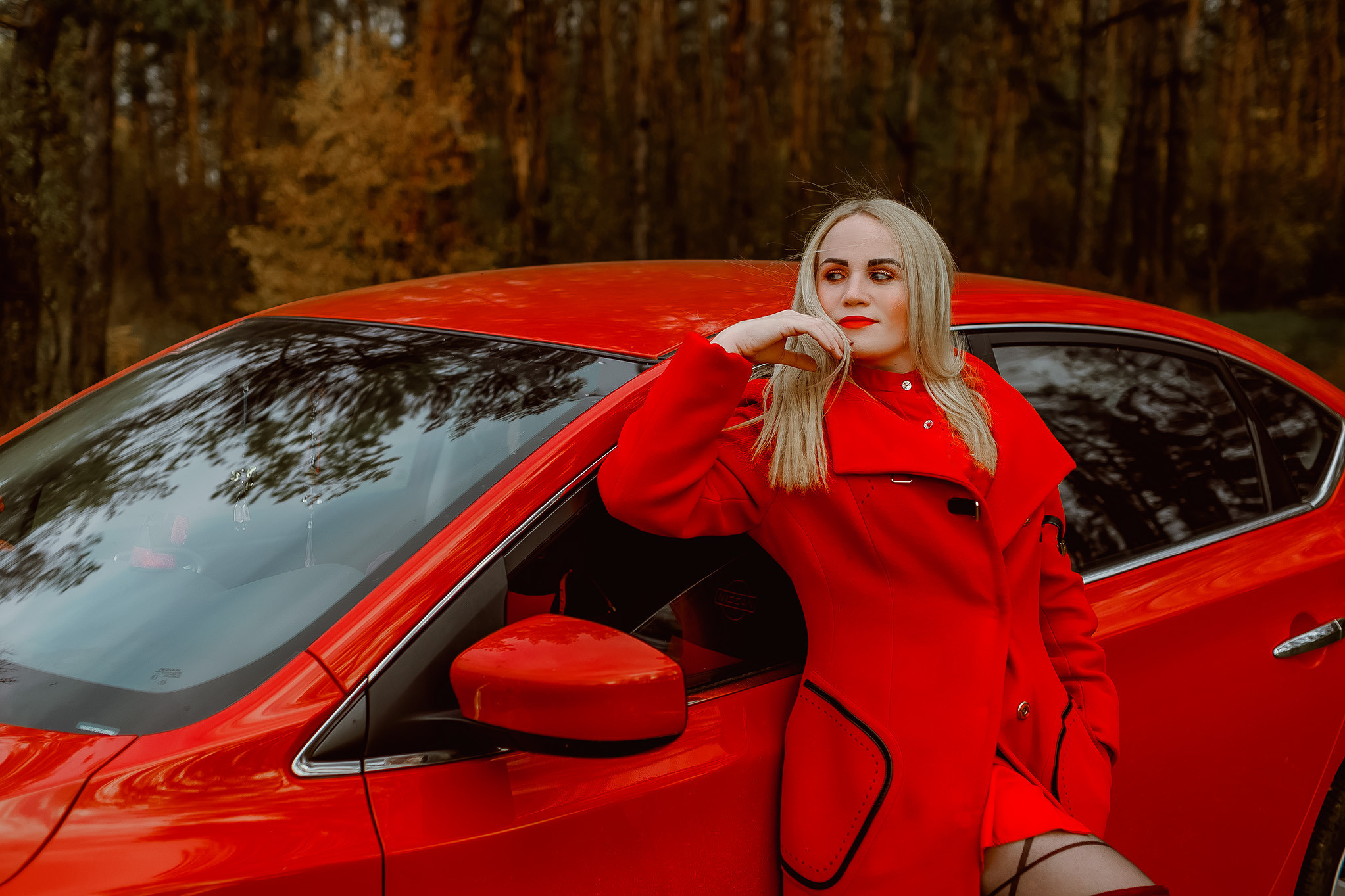 Фотосессия с красной машиной. Юлия Басня семейный и свадебный фотограф в Донецке