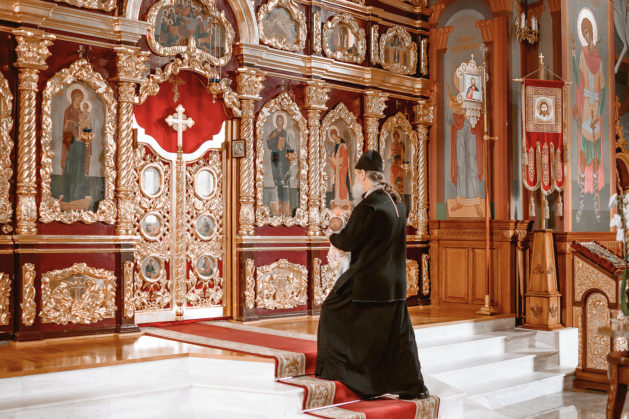 Таинство крещения в красивом храме. Юлия Басня семейный и свадебный фотограф в Донецке