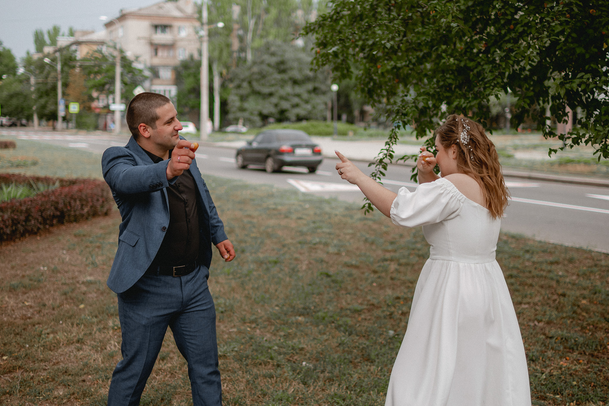 Свадебная прогулка в городе. Юлия Басня семейный и свадебный фотограф в Донецке