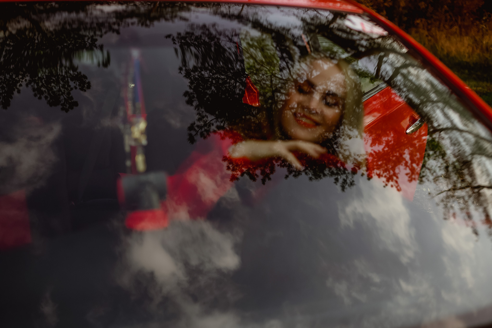 Фотосессия с красной машиной. Юлия Басня семейный и свадебный фотограф в Донецке