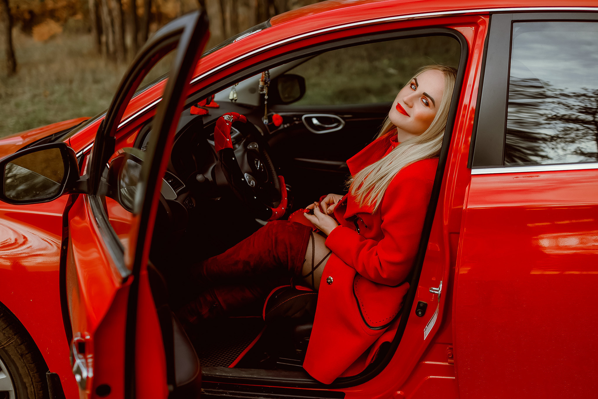 Фотосессия с красной машиной. Юлия Басня семейный и свадебный фотограф в Донецке