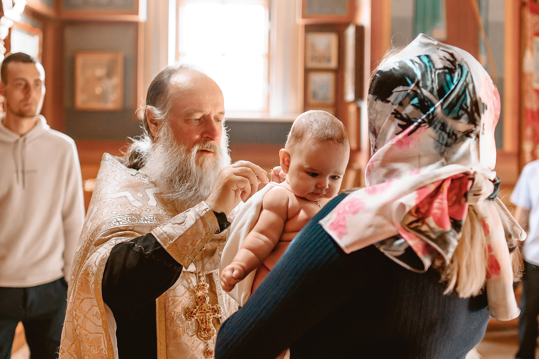 Таинство крещения в красивом храме. Юлия Басня семейный и свадебный фотограф в Донецке