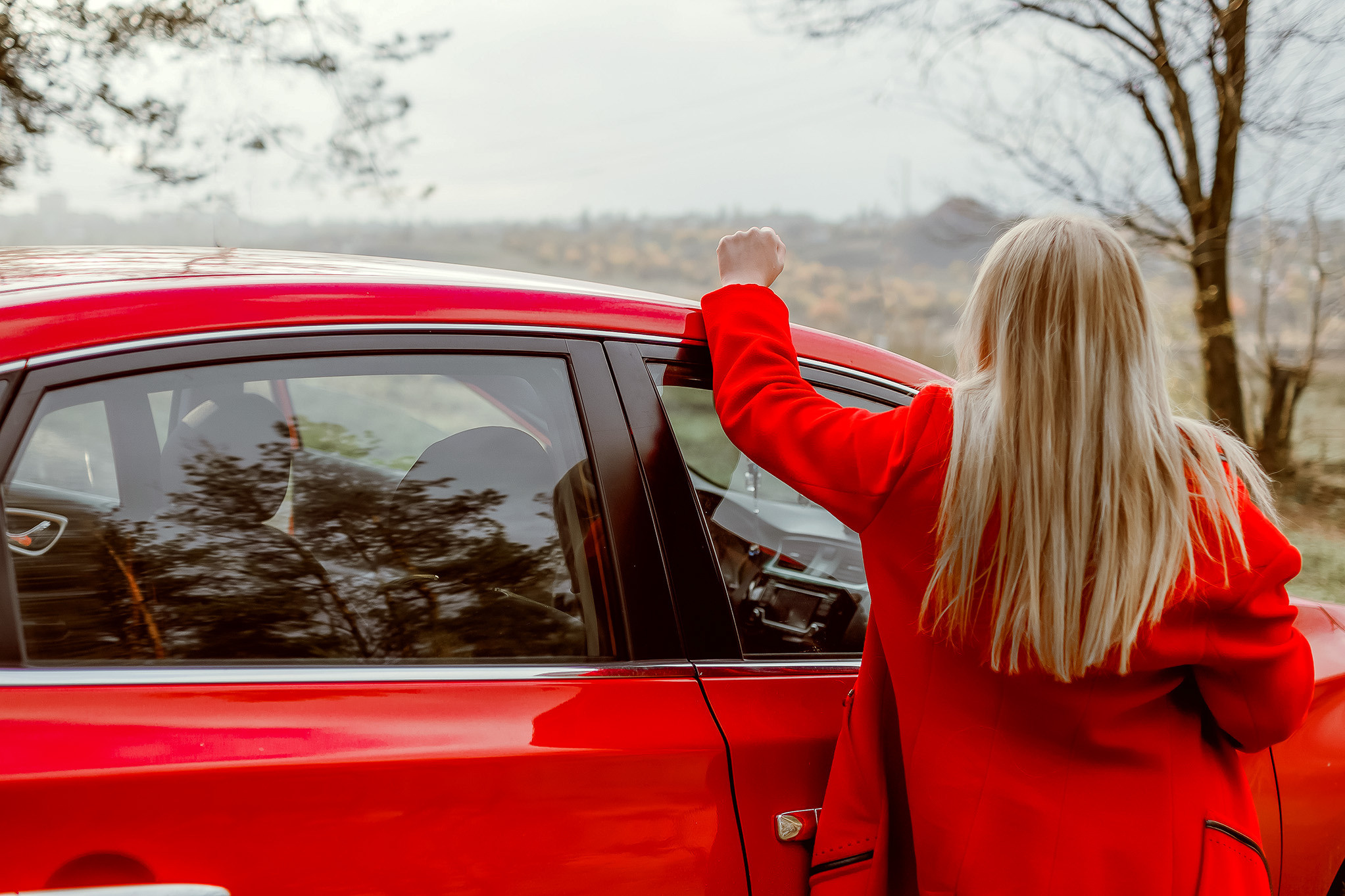 Фотосессия с красной машиной. Юлия Басня семейный и свадебный фотограф в Донецке