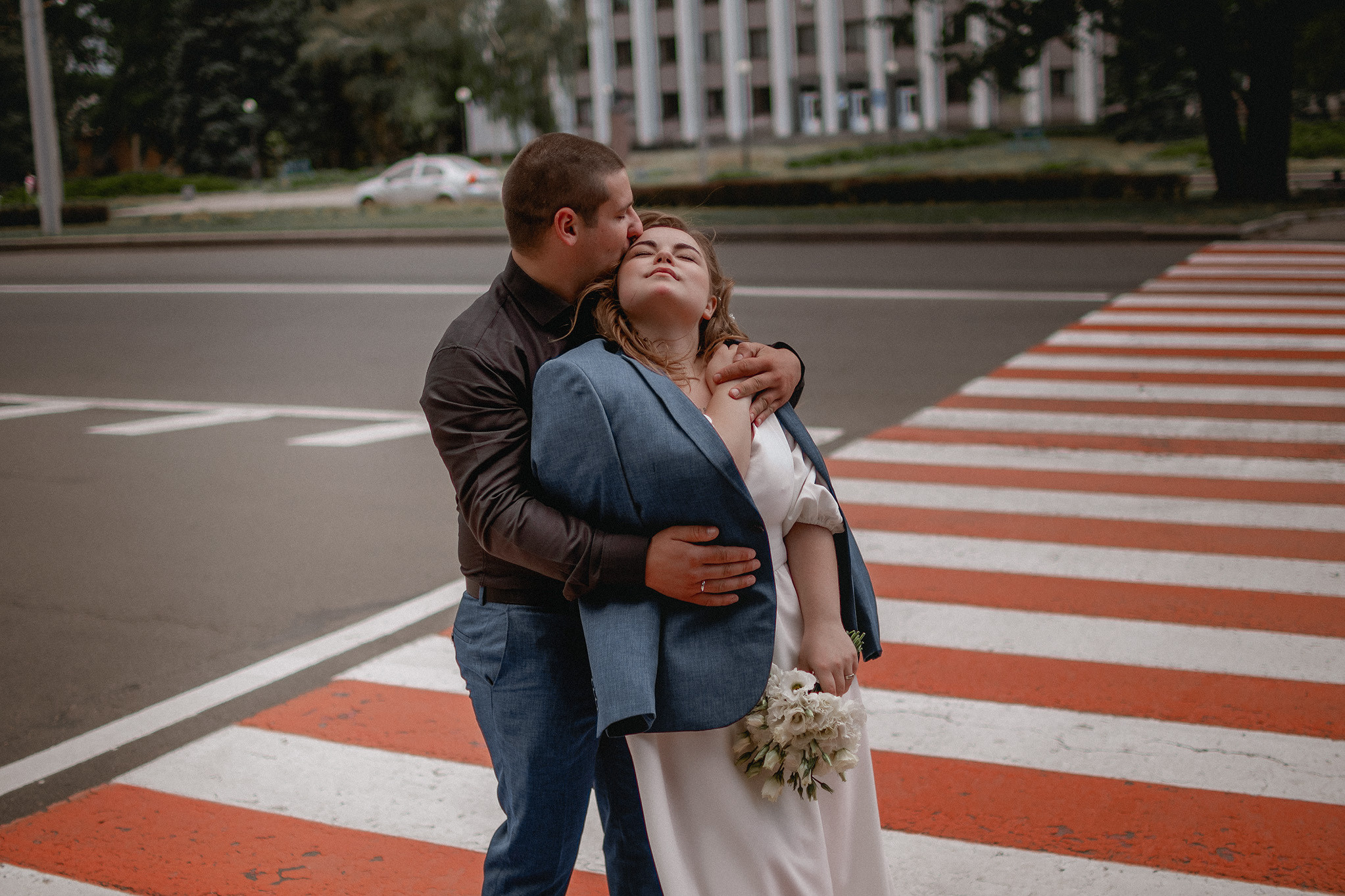 Свадебная фотопрогулка для пары в городе на пешеходном переходе