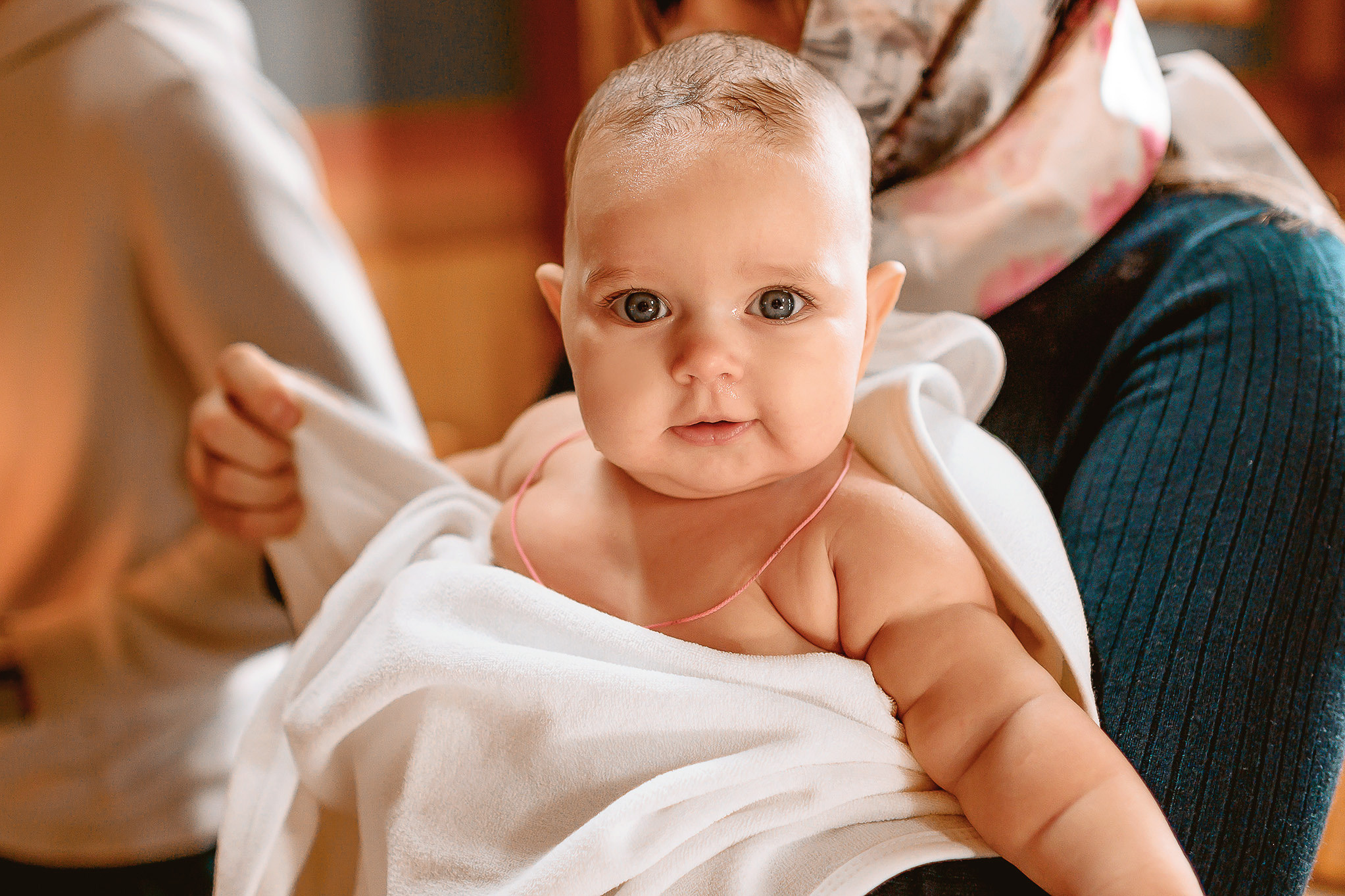 Таинство крещения в красивом храме. Юлия Басня семейный и свадебный фотограф в Донецке