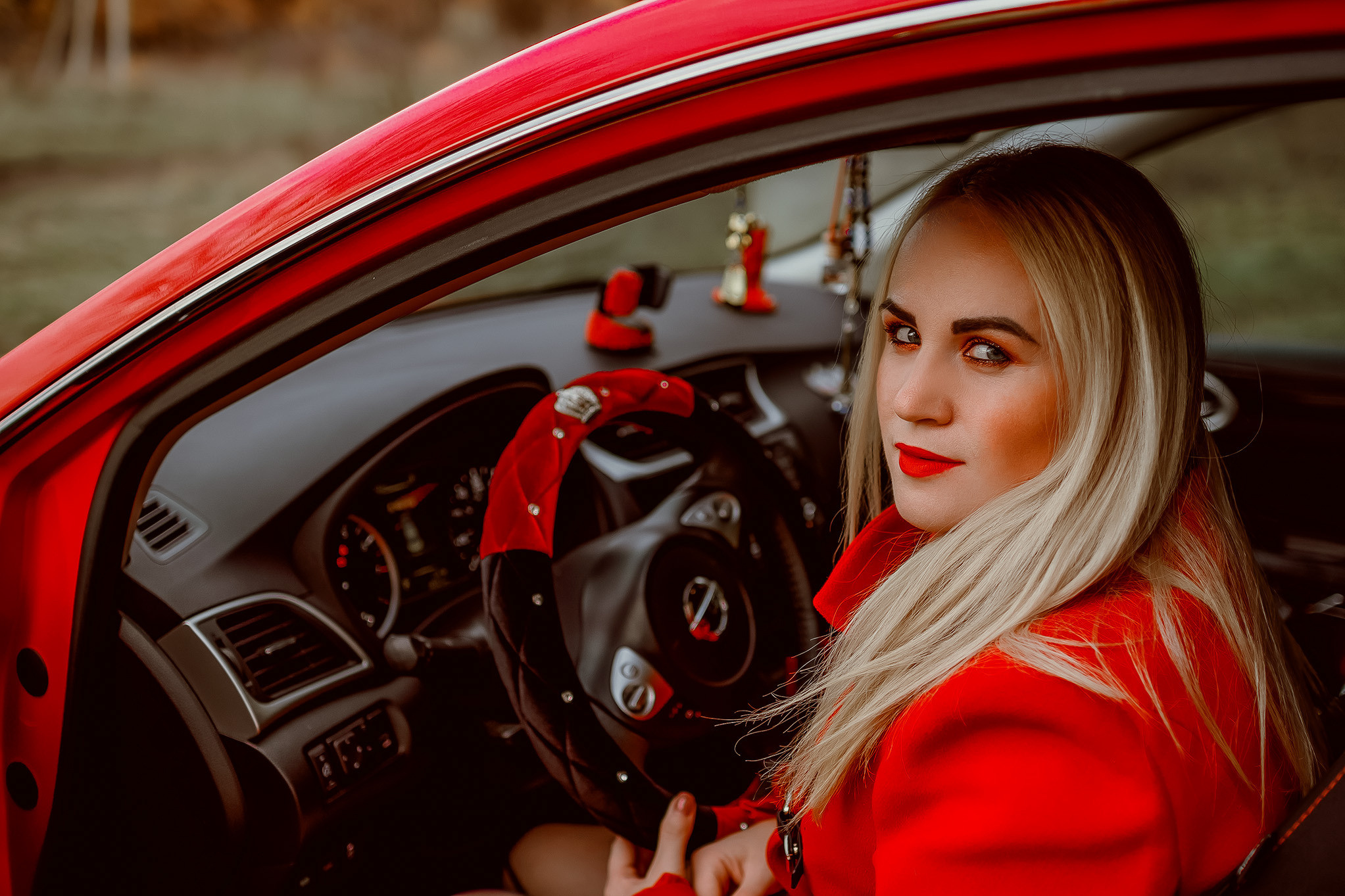 Фотосессия с красной машиной. Юлия Басня семейный и свадебный фотограф в Донецке