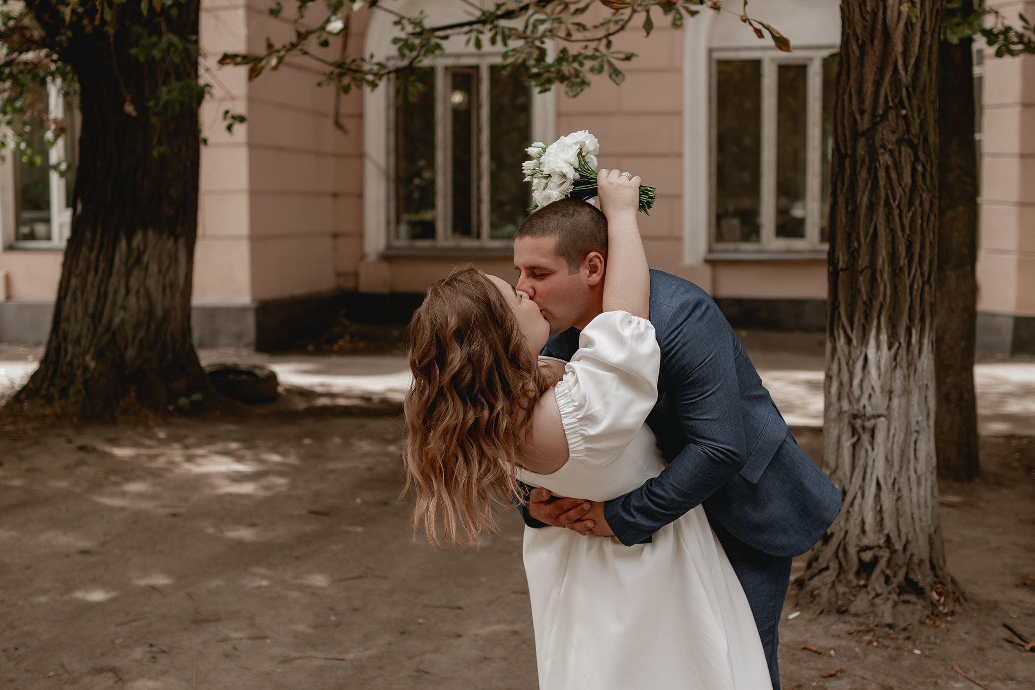 Свадебная прогулка в городе. Юлия Басня семейный и свадебный фотограф в Донецке