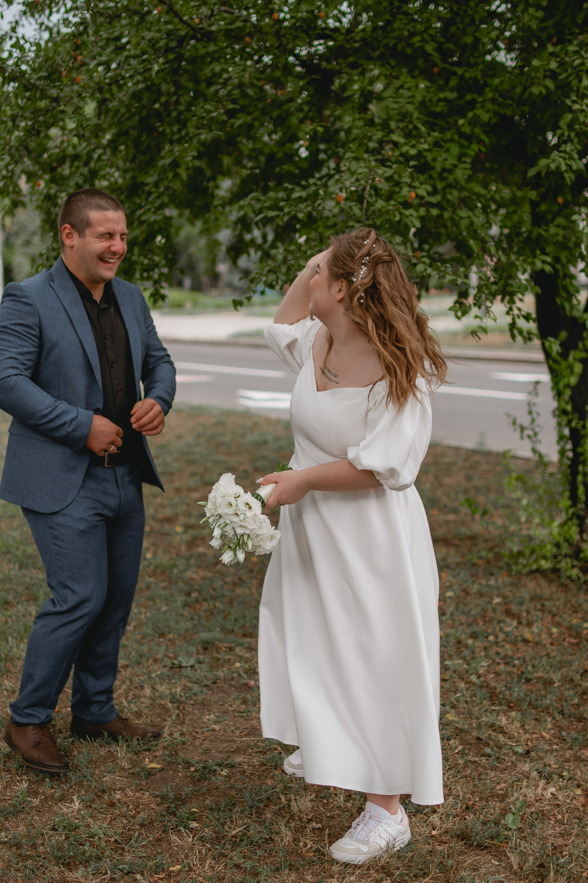 Свадебная прогулка в городе. Юлия Басня семейный и свадебный фотограф в Донецке