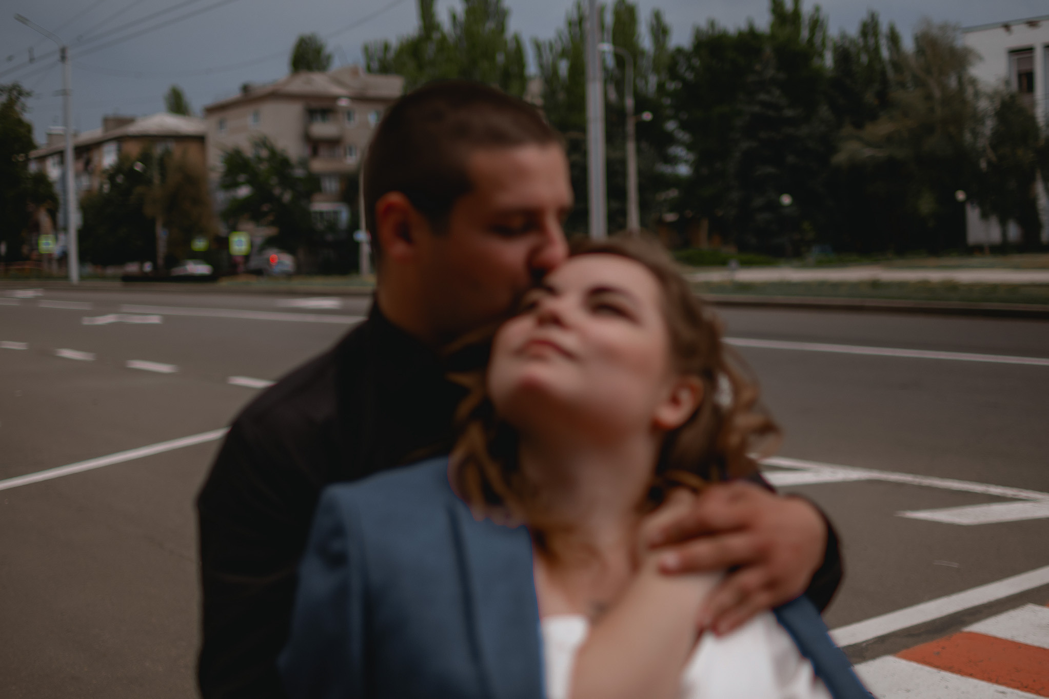 Свадебная прогулка в городе. Юлия Басня семейный и свадебный фотограф в Донецке