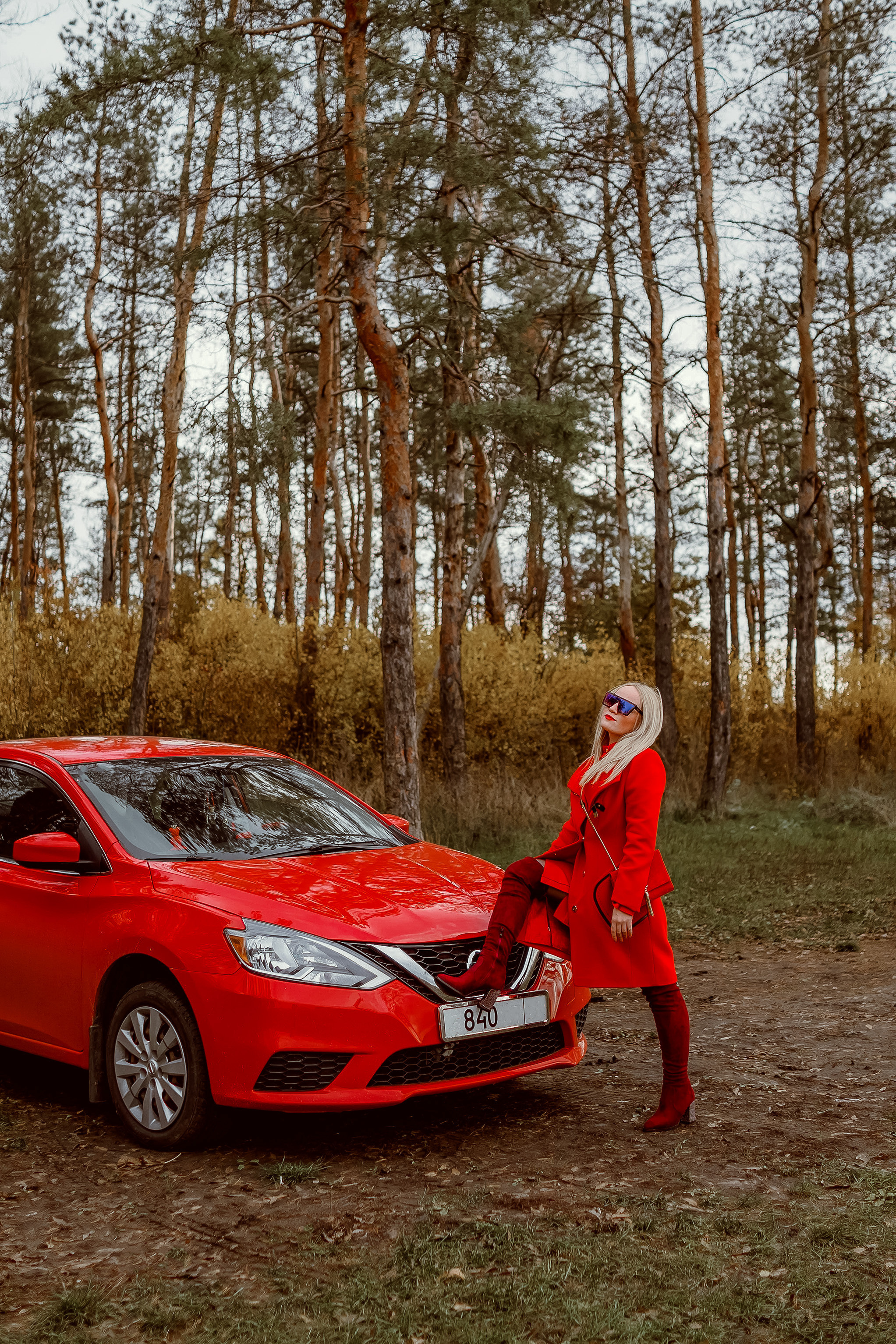 Фотосессия с красной машиной. Юлия Басня семейный и свадебный фотограф в Донецке