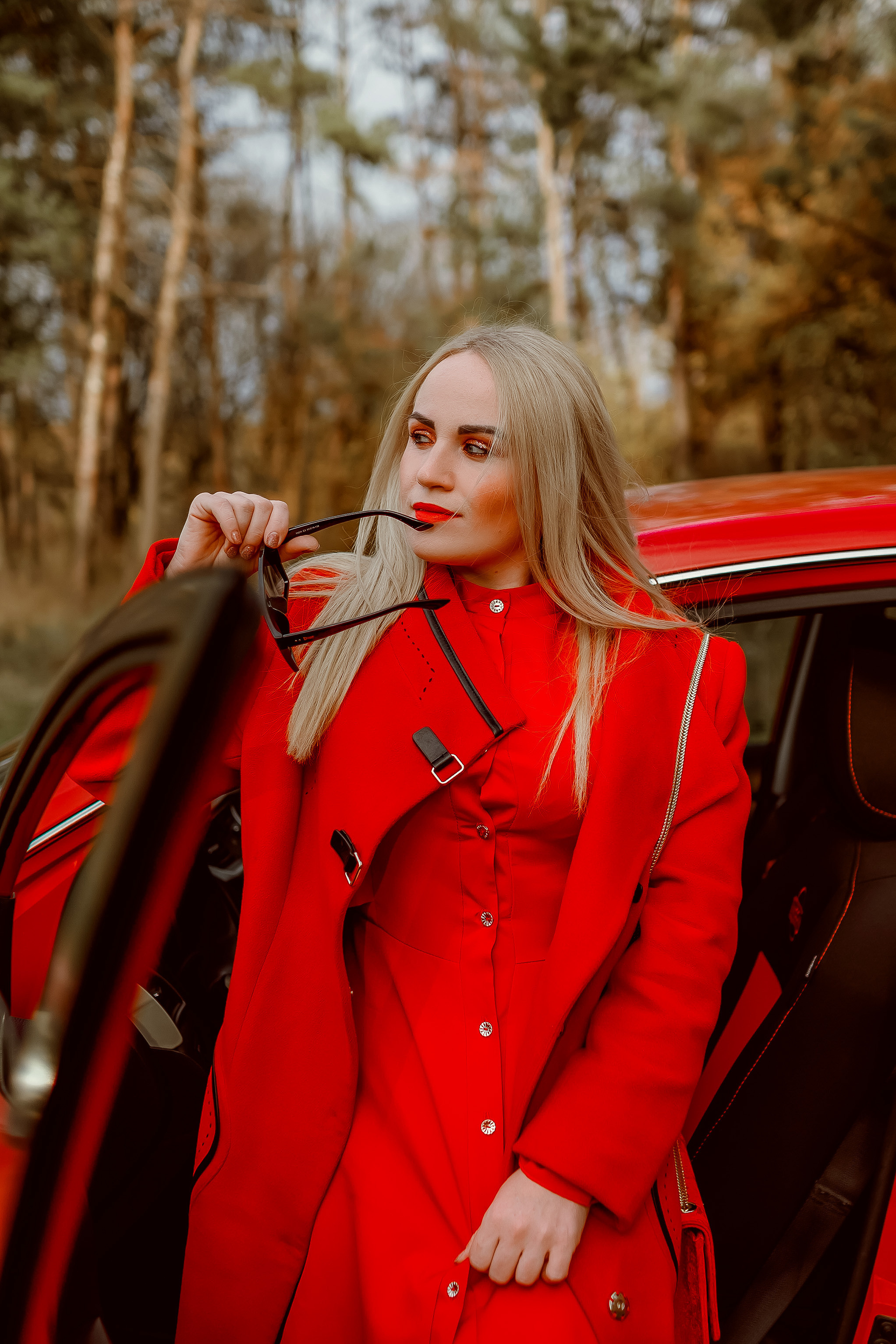 Фотосессия с красной машиной. Юлия Басня семейный и свадебный фотограф в Донецке