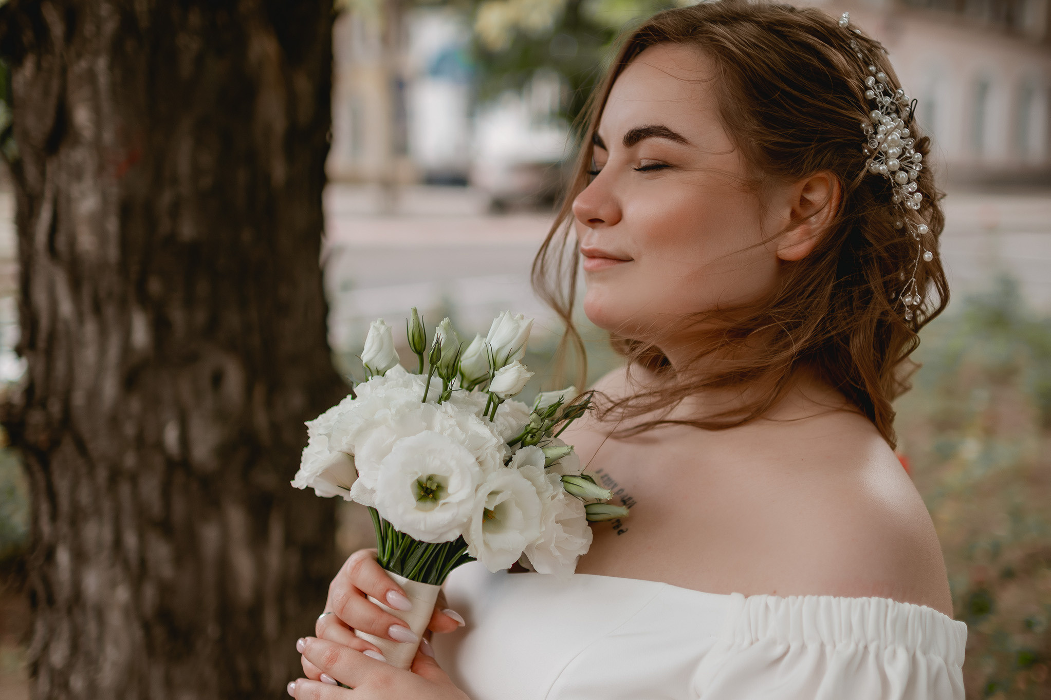 Портрет невесты с букетом белых эустом, life style фотосессия