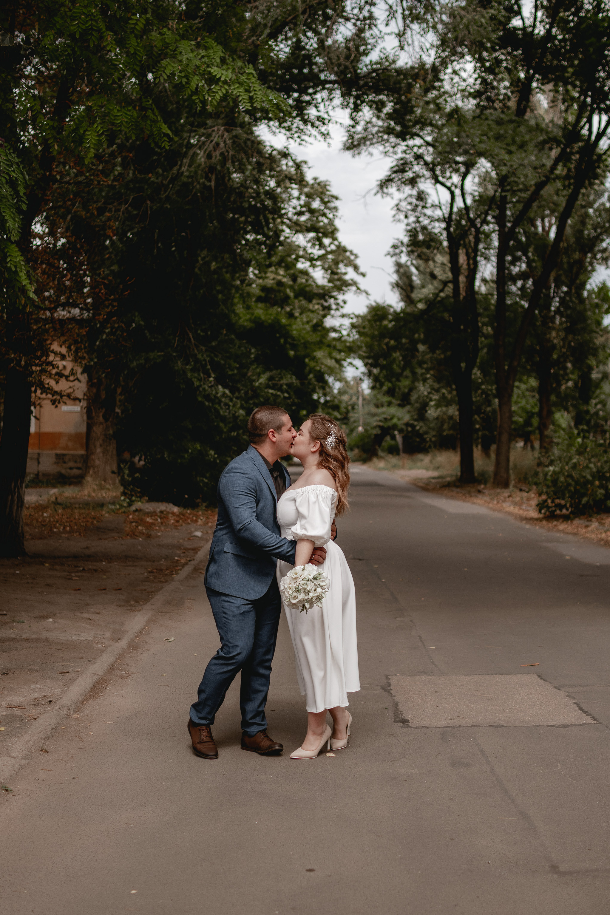 Свадебная прогулка в городе. Юлия Басня семейный и свадебный фотограф в Донецке